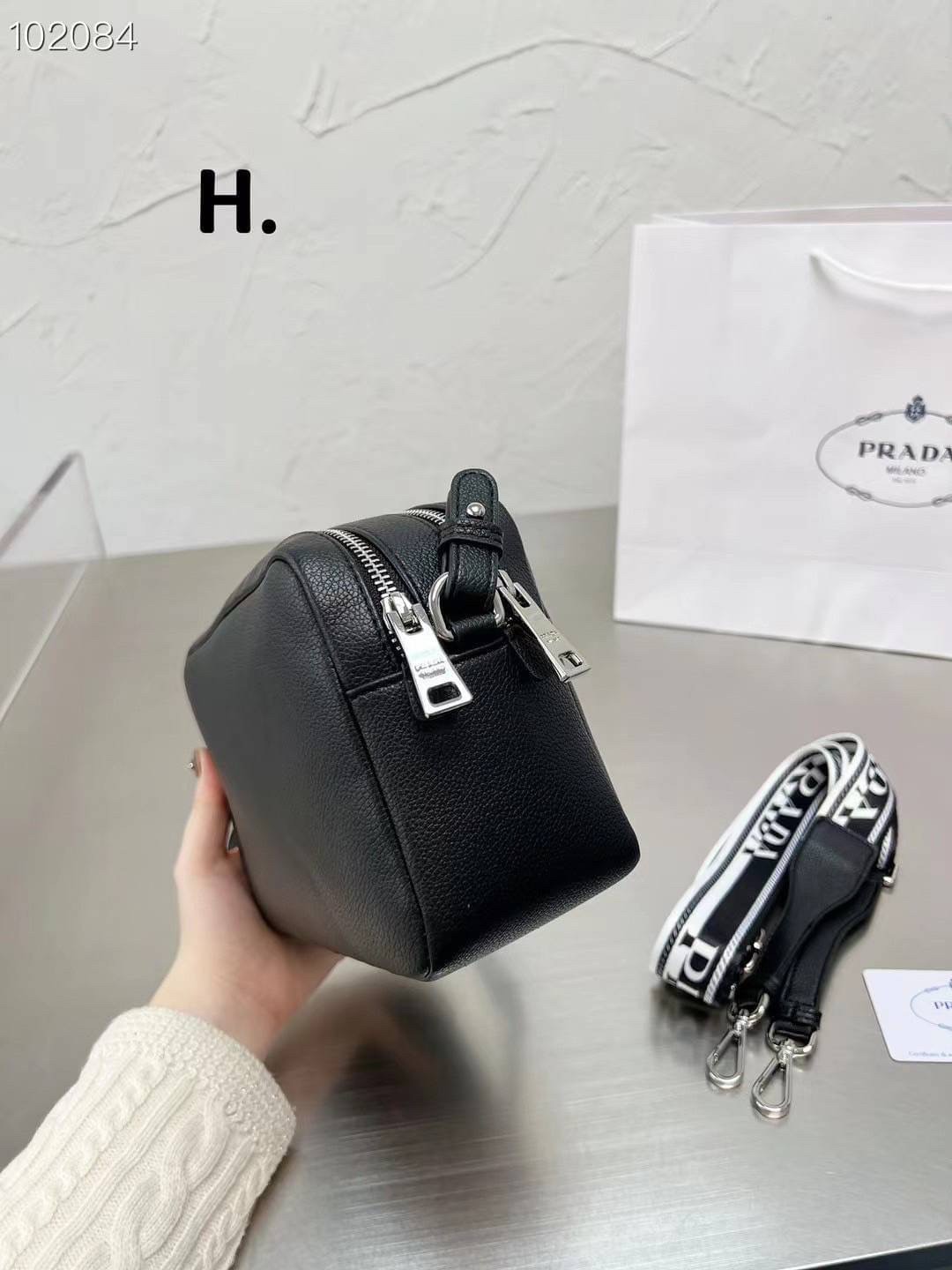 PRADA CAMERA LEATHER BAG with shoulder strap / PRADA MESSENGER BAG BLACK กระเป๋าสะพายหนัง รุ่น Unisex ใช้ได้ทั้งชายหญิง ขนาดกำลังดี ดีไซน์เรียบ แต่หรูหรา พร้อมสายสะพาย 2 เส้น ปรับระดับได้ สามารถสะพายไหล่ และครอสบอดี้