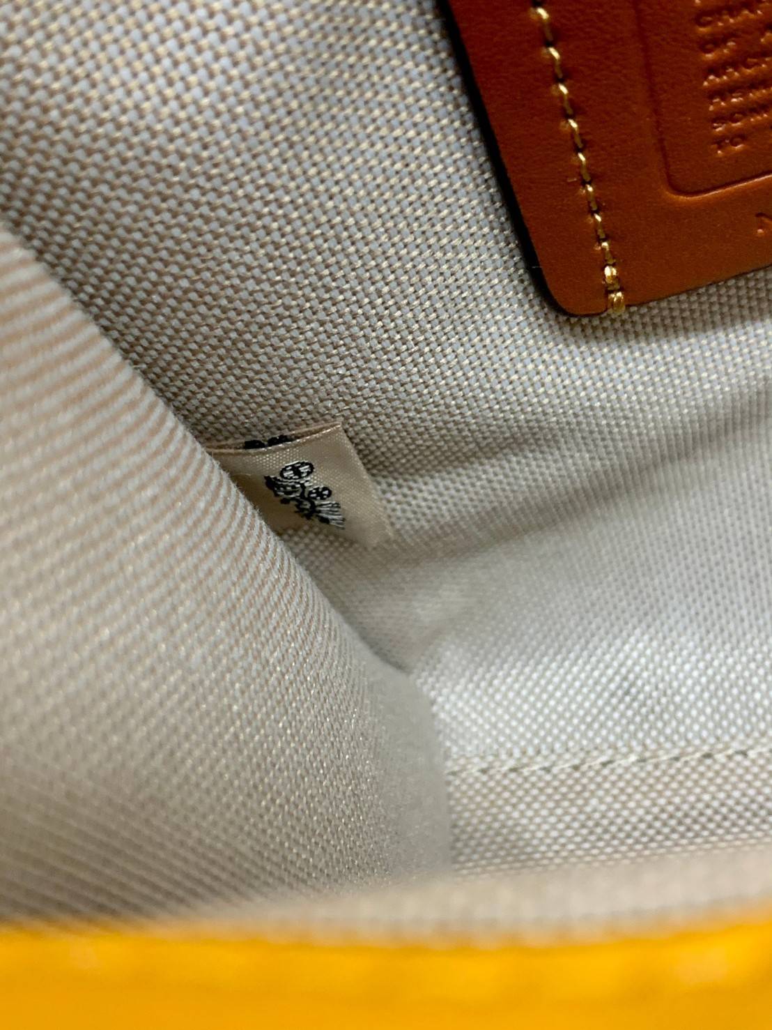 COACH MINI CASHIN TOTE ((C4828)) 💥พร้อมส่งที่ไทยรุ่นใหม่ล่าสุดค่ะ! กระเป๋าขนาดมินิ หนังแท้ หนังนิ่มสวย น่าใช้มากๆค่ะ ปากกระเป๋าแบบแม่เหล็ก ภายในสามารถใส่กระเป๋าเงินใบกลางได้;มือถือแบบตั้งได้ทุกรุ่น;ของจำเป็นจุกจิกสาวๆได้หลายอย่างนะคะ;พร้อมช่องเสีย