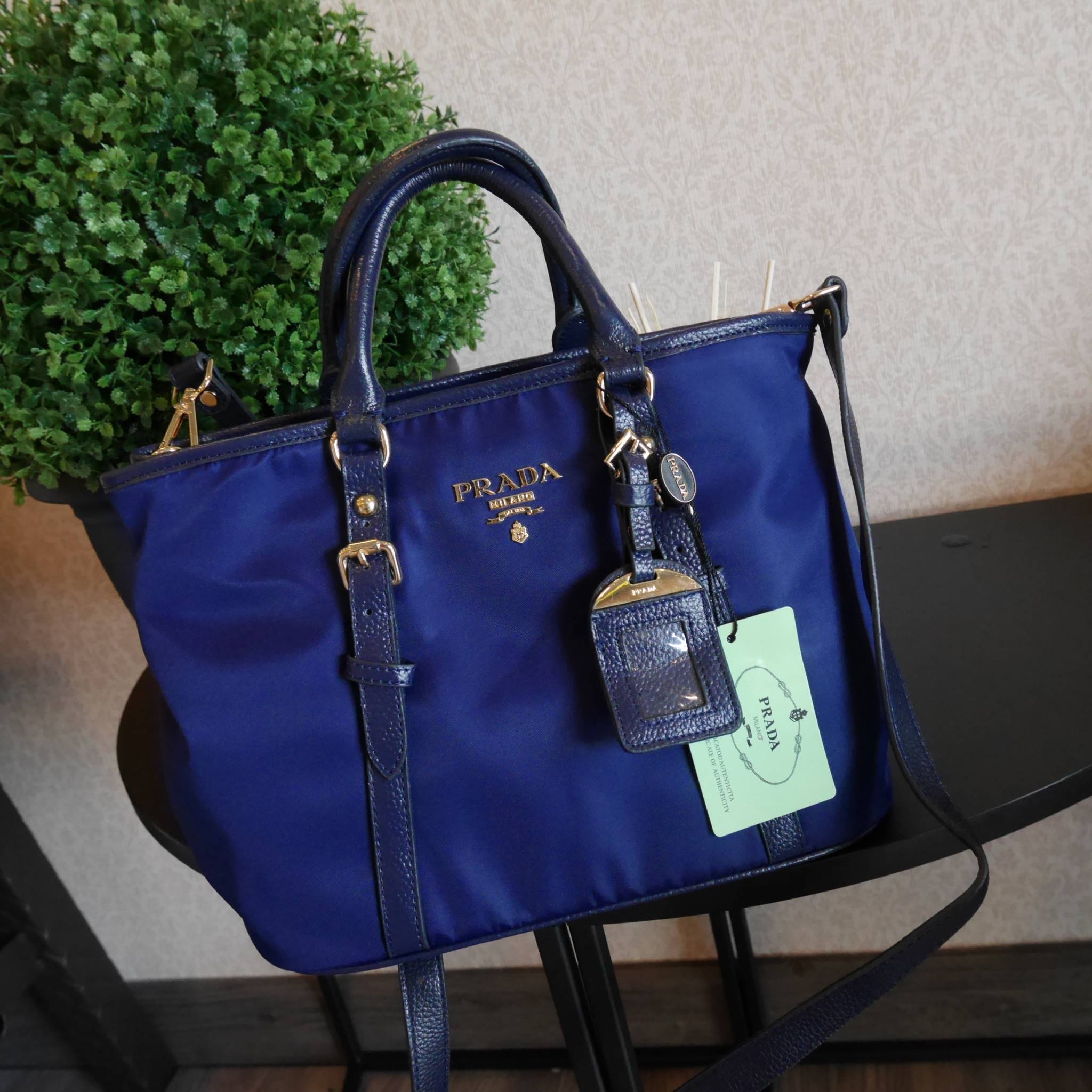 สาวๆที่มองหา กระเป๋าสะพายสวยเก๋ **ที่ใช้ได้ทุกวัน 👧👧 ทางร้าน ขอแนะนำ งานพรีเมี่ยมกิ้ฟ จากเคาเตอร์ต่างประเทศค่ะ รุ่น Limited edition ค่า กระเป๋าสะพาย จากแบรนด์ PRADA เป็น กระเป๋าผ้าไนล่อน สลับหนัง สะพายไหล่ได้ สามารถปรับระดับที่สายสะพายไหล่