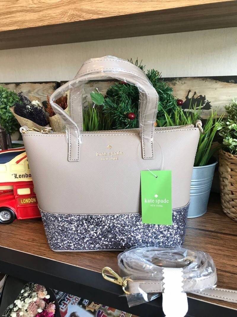 Kate Spade INA Greta Court Glitter Crossbody กระเป๋าถือหรือสะพายใบเล็ก วัสดุหนัง Saffiano สวยหรู ด้านหน้าประดับโลโก้สีทองสวย ก้นกระเป๋ามีดีเทลด้วยGlitter วิ้งๆดูหรู ภายในมีช่องซิปและช่องเล็ก สามารถใส่ ipad mini กระเป๋าสตางค์ใบยาวและของจุกจิกได้เยอะ มีหมุด