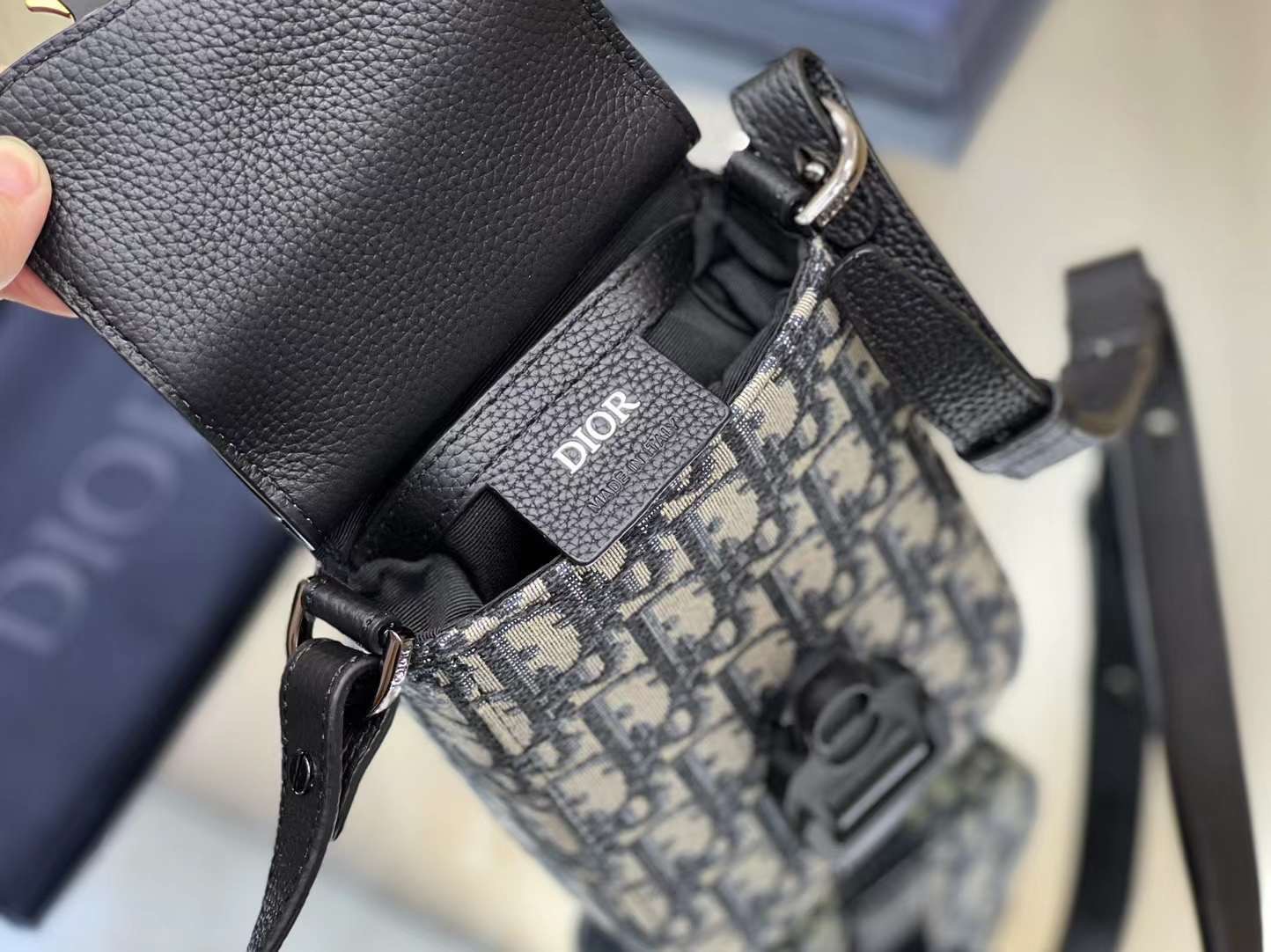 Dior Phone Oblique Bag / Dior Pouch Phone Oblique เกรดเทพออริจินอล ได้ใจหนุ่มๆไปเลยใบนี้!! หลงรักตั้งแต่แรกเห็นมีอยู่จริง!!