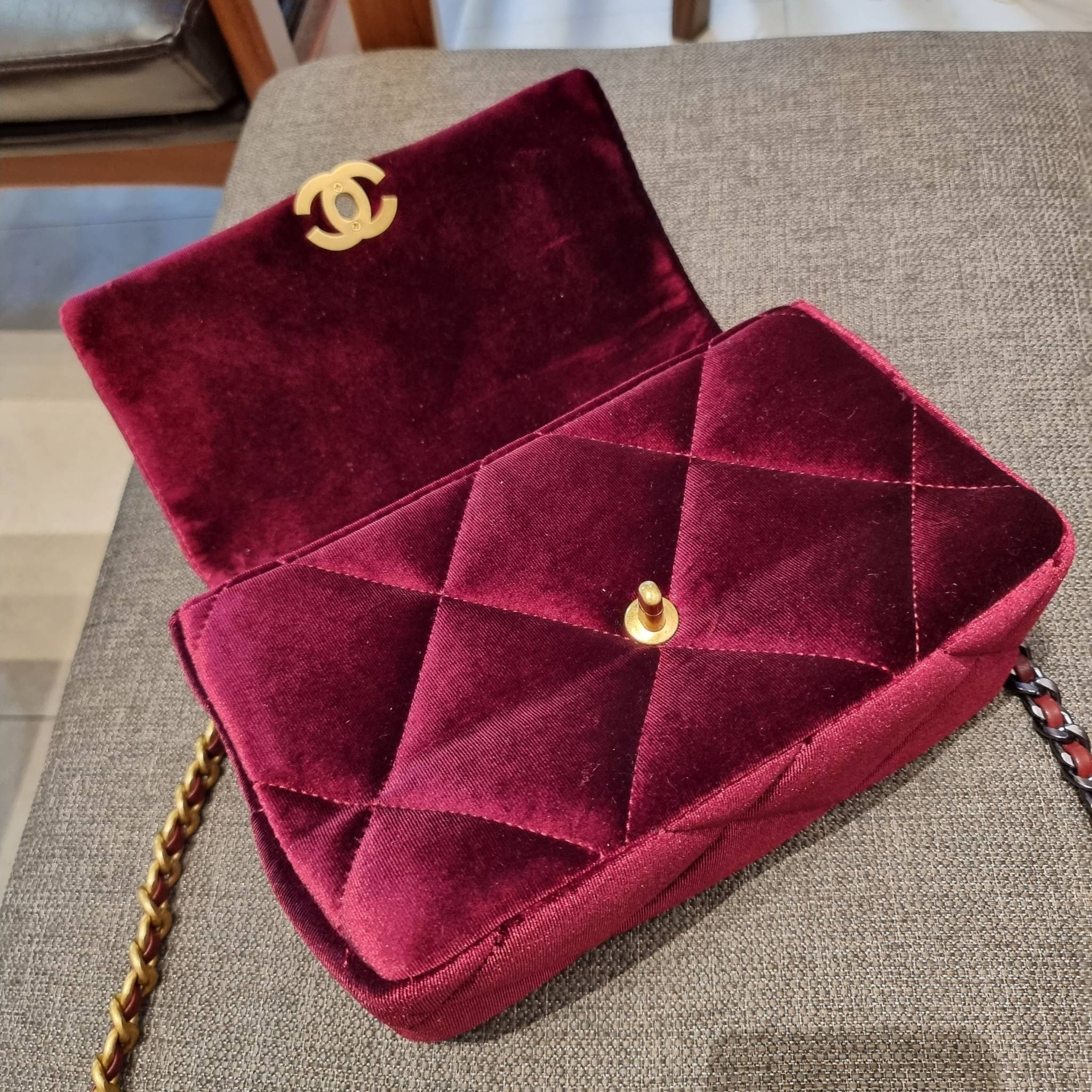 ไม่มองไม่เหลียวไม่ได้แล้ว!! ความหรูที่โดดเด่นจากผ้ากำมะหยี่ สร้างดีเทลผู้ดี ลูกคุณมากๆ Chanel vip boutique กระเป๋าสะพายจาก duty free ในราคาสุดประหยัด!! ดีไซน์เลิศ ตกแต่งด้วยโซ่ทูโทน ลงตัวแบบไม่มีที่ติ เปิด-ปิดด้วยตัวบิดล็อค ภายในโล่งกว้าง ใส่กระเป๋าสตางค์