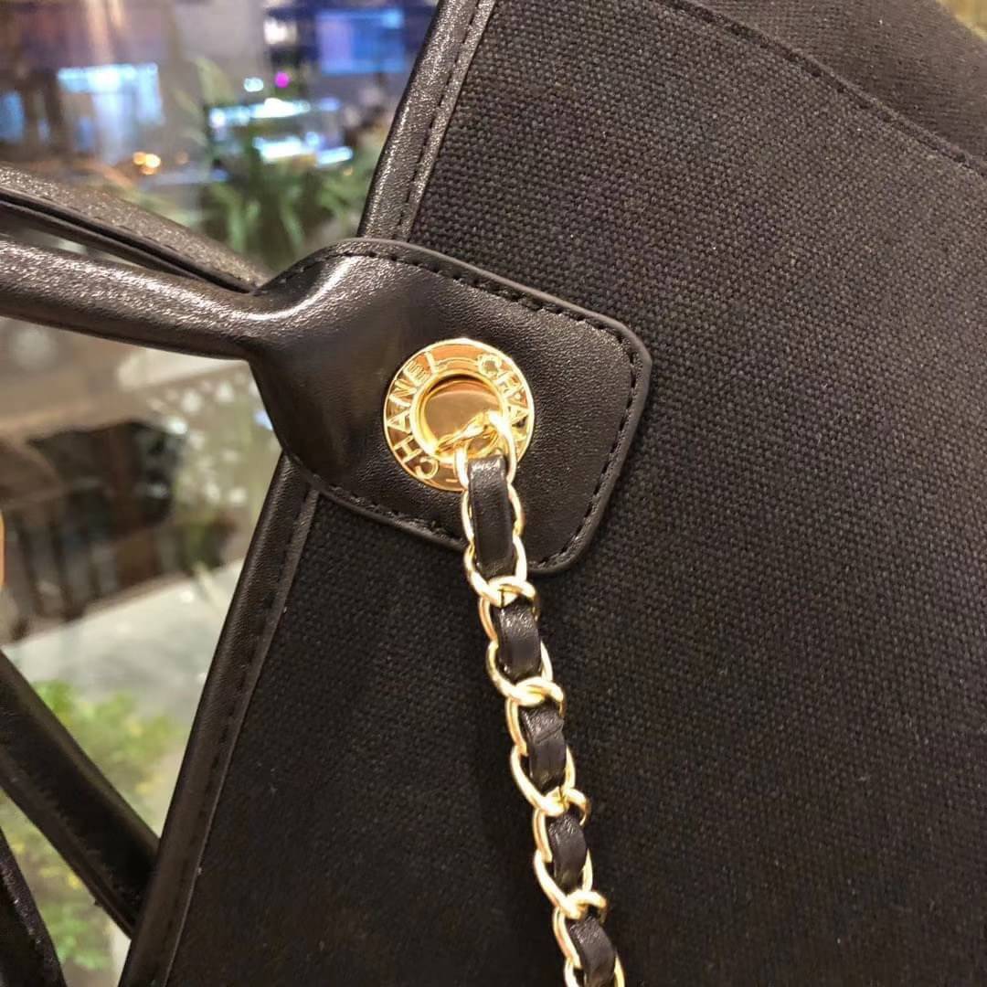 Chanel Shopping Bag VIP Gift denim canvas and leather กระเป๋าผ้าแคสวาส งานปักมุกหรูหรามาก เกินเรื่องมาก ดูแพงสุด!! งานแพงงานสวยจ้า ใบใหญ่จุใจใส่ของได้เยอะ ตามคำเรียกร้อง ถือชิคๆๆ เหมาะกับSummerสุดๆ มีใบเดียวจบ สวยหรูคุณนายสุดๆเลิศมากค่า