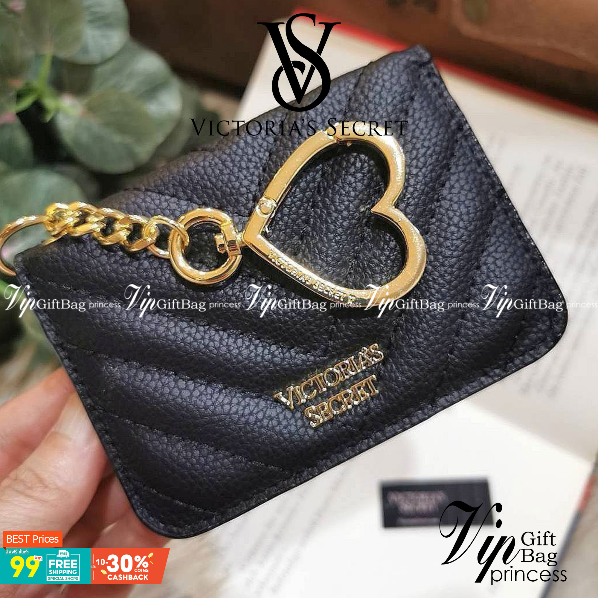 VIP 】พร้อมส่งความน่ารัก! NEW! VICTORIA'S SECRET MINI WALLET KEYCHAIN VIP GIFT WITH PURCHASE (GWP) จาก Victoria's Secret Factory วัสดุหนังคาร์เวียร์ขึ้นลายริ้วสวยอยู่ทรง ด้านหน้าประดับโลโก้แบรนด์อะไหล่ทองสวยหรูดูดี เปิดปิดด้วยกระดุม ภายในมีช่องใส