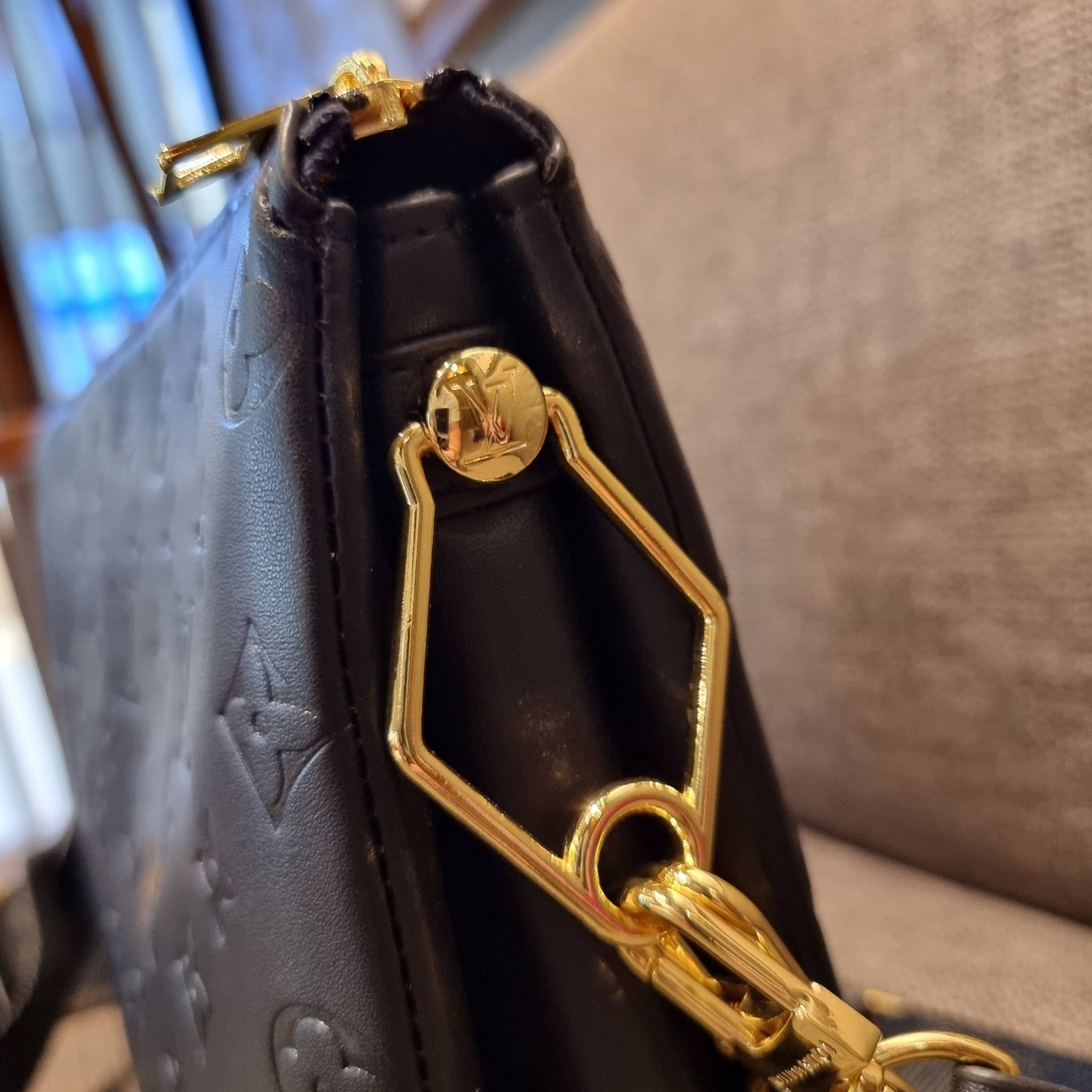 LV HANDLE POUCH MONOGRAM กระเป๋าสะพายกึ่งคลัชท์ สุดล้ำ ใหม่ล่าสุดมาแรงมาก ด้วยความสวยปังตั้งแต่แรกเห็น วัสดุหนังแกะปั๊มลายสวยคม มาพร้อมสาย 2 เส้น เลิศๆ มีสายโซ่ที่มีดีเทลละเอียดไม่ซ้ำ และสายสปอร์ตครอสบอดี้ ที่จะคล้องไว้ทั้งสองเส้นก็ดีงาม หรือสลับใช้ตามลุค