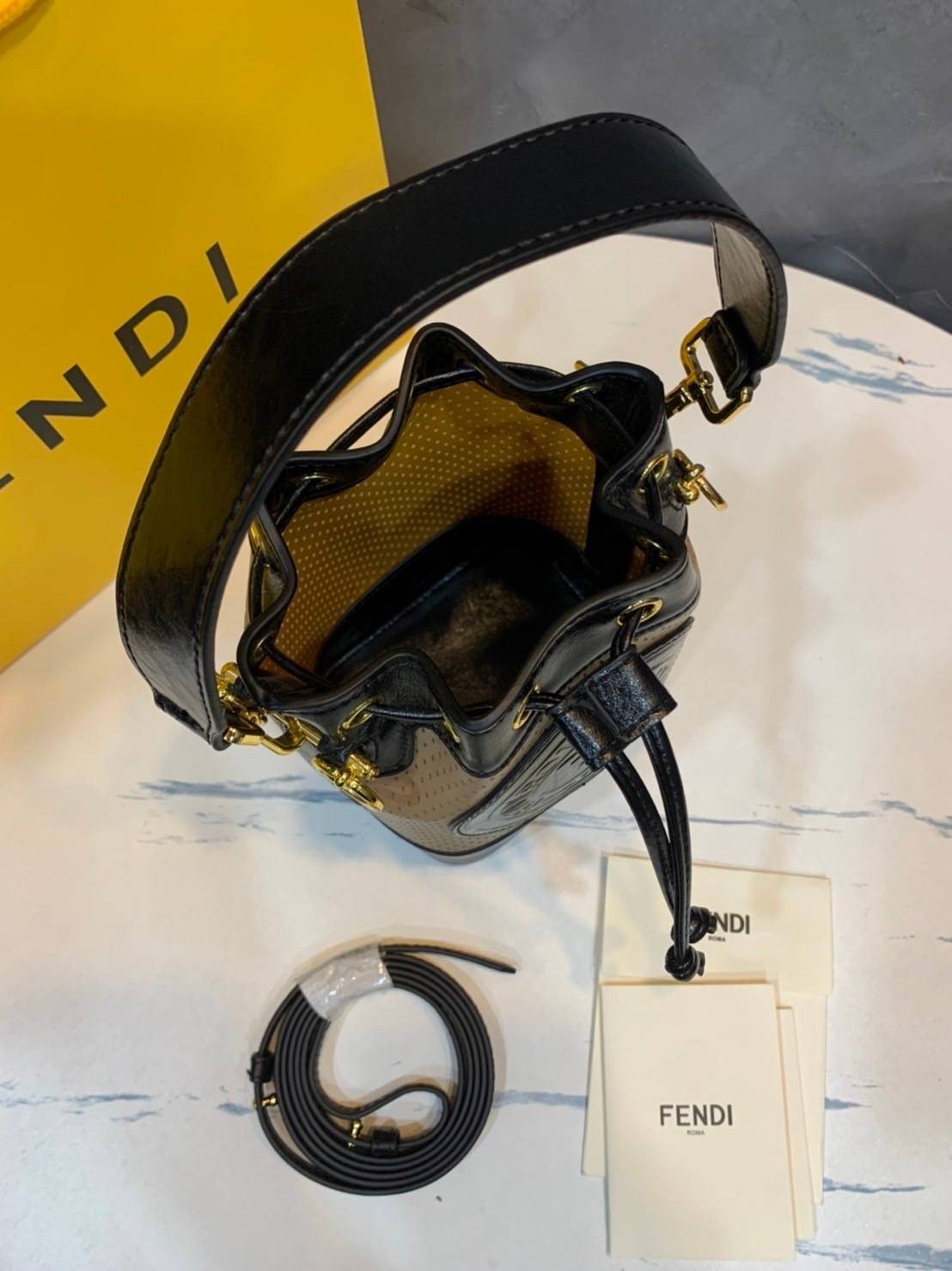 FENDI Mon Tresor mini bucket bag กระเป๋าถือทรงขนมจีบสุดคิ้วท์ หรือสะพายไหล่ วัสดุหนังแท้อย่างดี รุ่นใหม่ล่าสุด สวยหรู ดูแพง คุณนายสุดไปเลยค่า ถือแล้วสวยมากๆ จุของได้กำลังดี ทรงนี้ต้องมีติดตู้ไว้สักใบนะคะ!