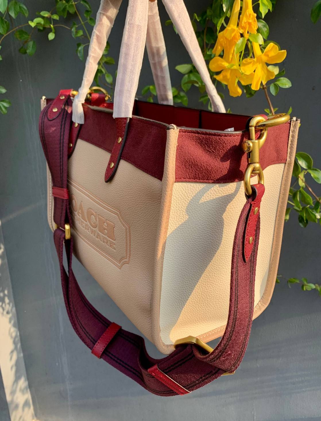 COACH FIELD TOTE IN COLORBLOCK WITH COACH BADGE ((C6035)) 📌พร้อมส่ง ยังไม่มีในไทยแน่นอนนจ้าา😘 กระเป๋าทรง Tote ที่สาวๆต้องมีติดตัวสักใบ! รุ่นนี้ใช้หนังแท้อย่างดี หนังนิ่ม สวยมากๆค่ะ หลงรักแน่นอน