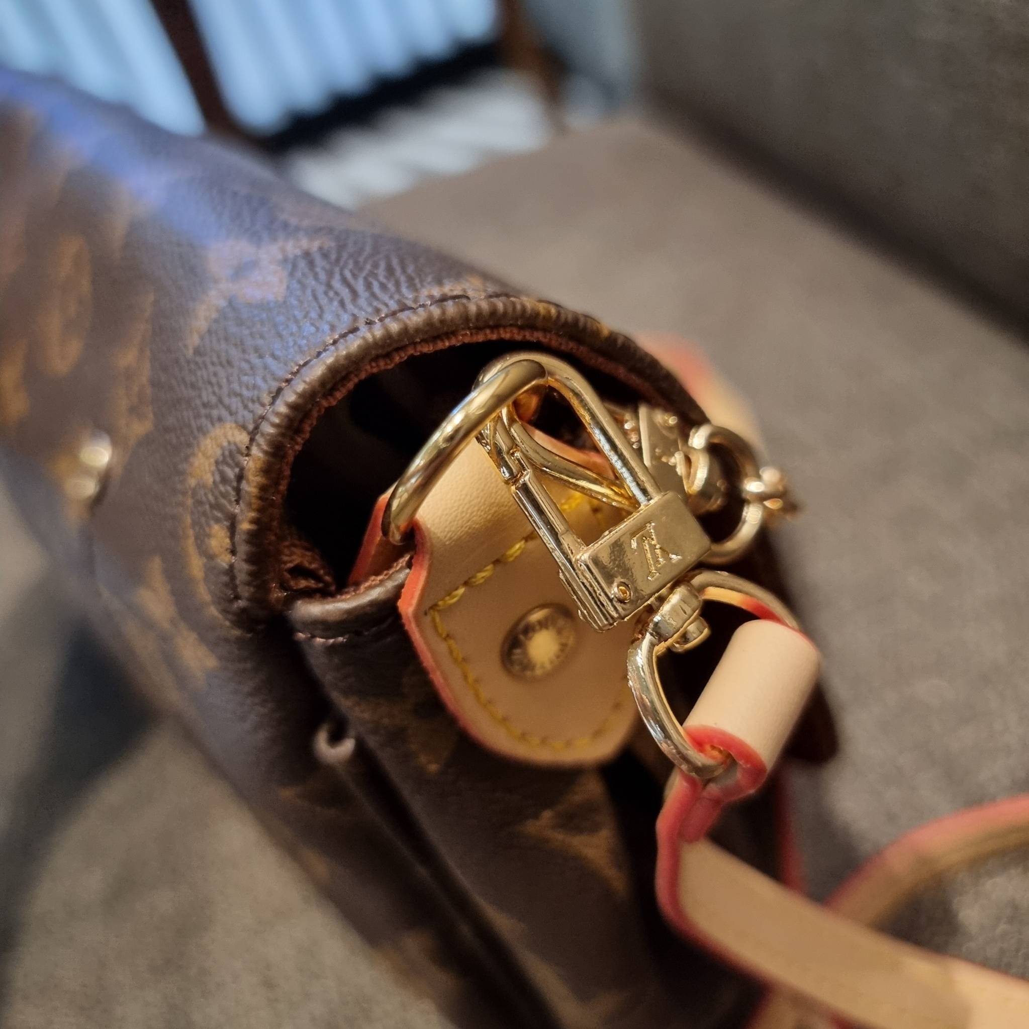 LV CROSSBODY CHAIN BAG rare item!! วัสดุหนังแคนวาส คมชัด หรู เปิด-ปิดกระเป๋าด้วยแถบแม่เหล็ก ภายในเป็นช่องโล่ง ใส่ของใช้สำคัญได้สบายๆ มือถือ พาวเวอร์แบงค์ เครื่องสำอางค์ ของจุกจิกได้หมดจ้า มาพร้อมสายสะพายโซ่ และสายสะพาย crossbody ถอดออกได้ พร้อมเสิร์ฟความส