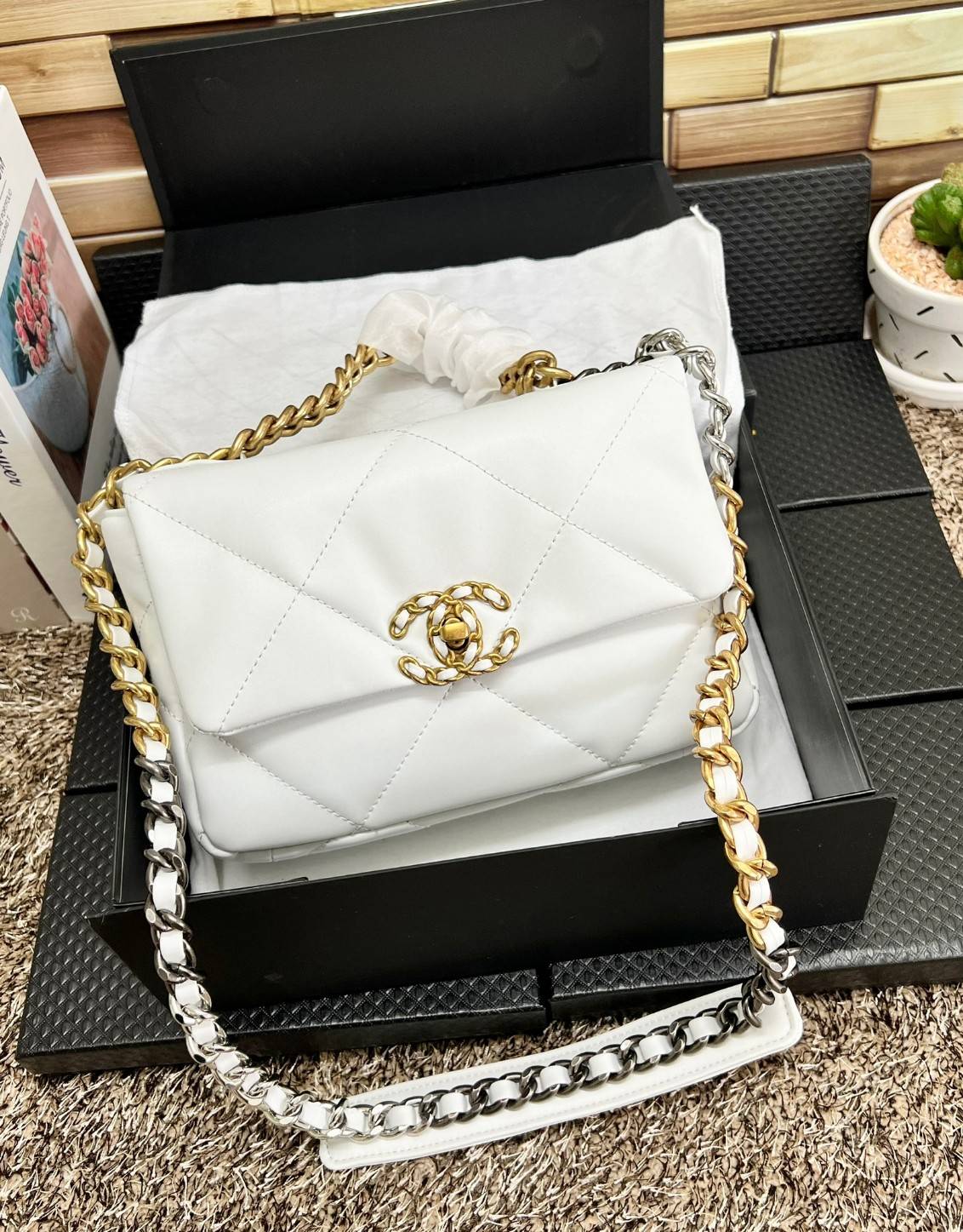 CHANEL 19 FLAP BAG / CHANEL LEATHER SHOULD BAG จำนวนจำกัด_หนึ่งในรุ่นที่สาวๆต้องมีค่า 🌟พร้อมส่ง ที่สุดของความคลาสสิค ห้ามพลาด ก่อนหมดค่ะ! กับกระเป๋าที่สามารถหิ้วได้