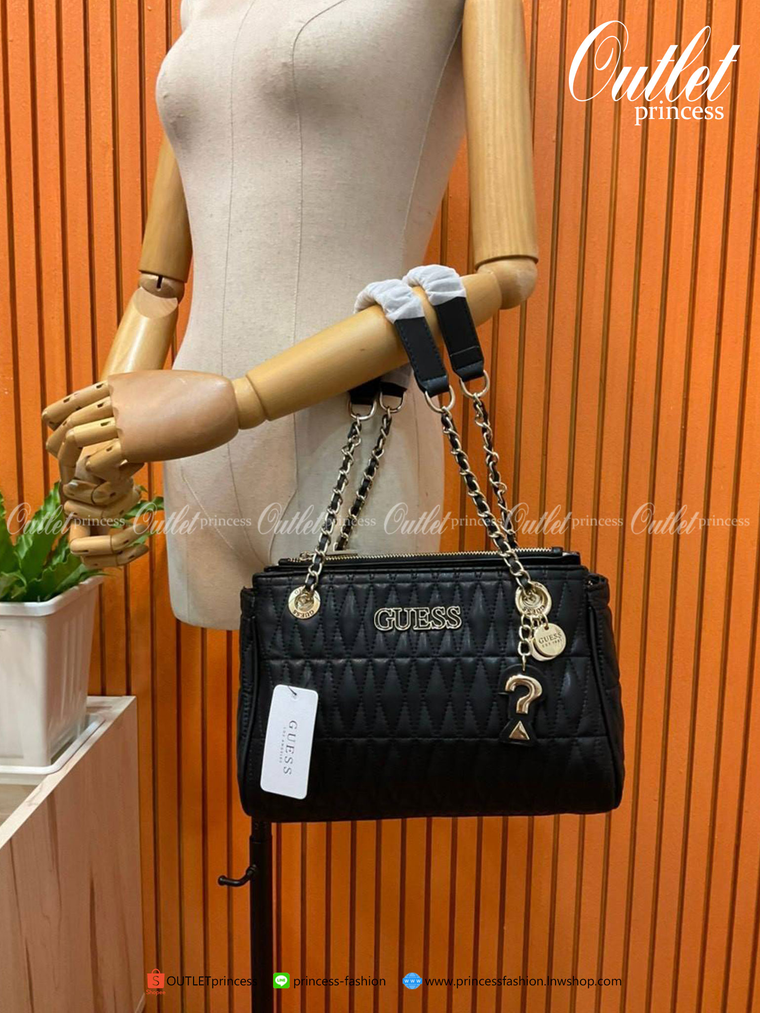 ของแท้ แท้ 100% GUESS CROSSBODY BAG กระเป๋าถือหรือสะพาย ขนาดกำลังดี วัสดุ pu. faux leather หนังนิ่ม นุ่มมาก สวยอยู่ทรง