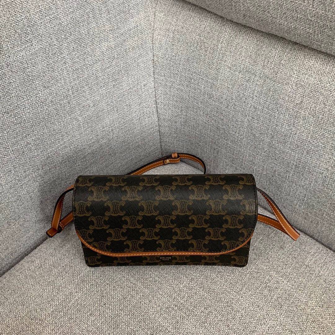 VIP 】หนังแท้ CELINE TRIOMPHE CLUTCH VIP GIFT CELINE IN TRIOMPHE CANVAS AND SMOOTH LAMBSKIN WALLET ON STRAP BAG กระเป๋าทรงสี่เหลี่ยมผืนผ้าหนังสวยหรูอยู่ทรงเปิดปิดด้วยฝาปิดกระดุม2ชั้น ภายในมีช่องแบ่งหลายช่องเป็นสัดส่วน สามารถใส่มือถือของใช้จุกจิกได้เยอะ มาพ
