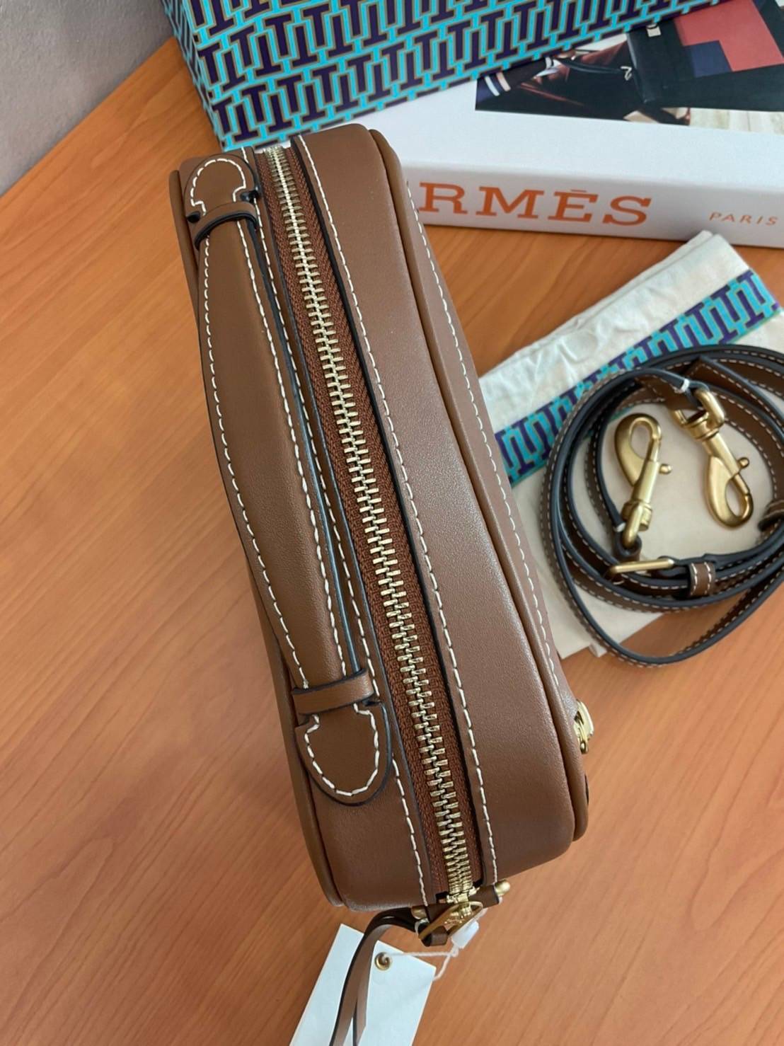 TORY BURCH T MONOGRAM JACQUARD CAMERA BAG กระเป๋าสะพาย Crossbody วัสดุหนังวัวแท้ การออกแบบเรียบง่าย ยังคงความหรูหราเอาไว้ โดดเด่นด้วยลวดลาย T Monogram มาพร้อมสายสะพายยาวแบบสปอร์ต ถอดออกได้ สายปรับระดับได้ ตอบสนองการใช้งานได้ดี มีหูหิ้วด้านบนสามารถใช้งานได