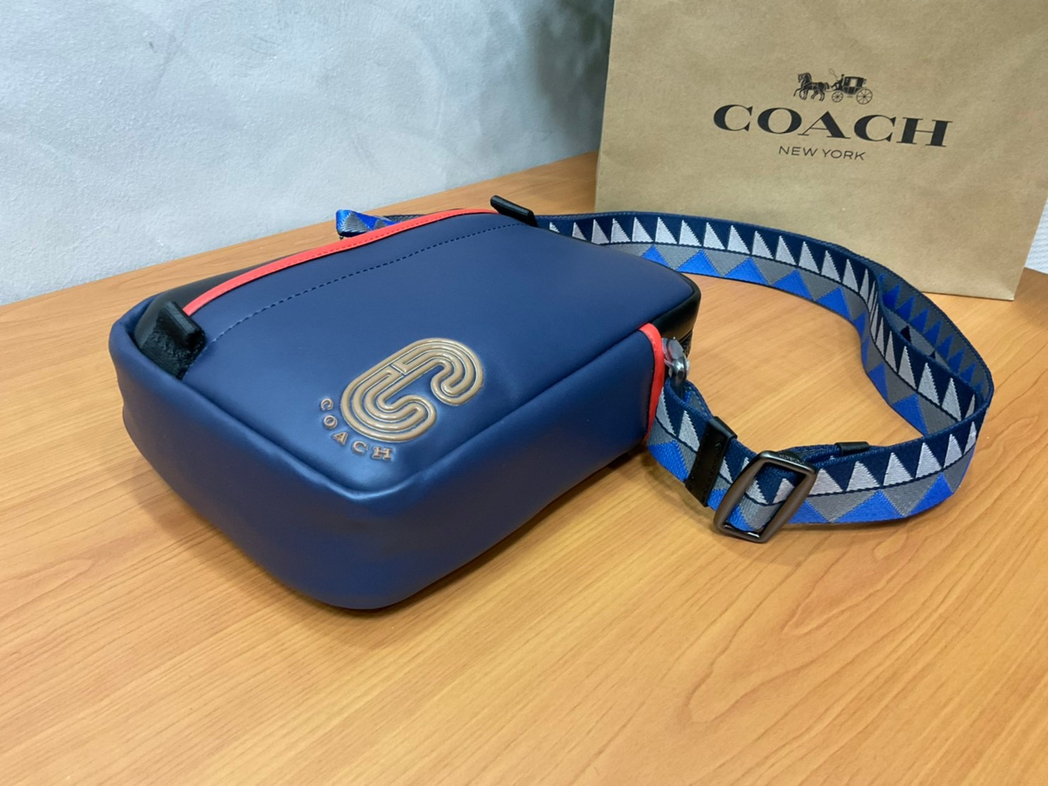 COACH NORTH/SOUTH EDGE CROSSBODY (COACH 5626) IN SIGNATURE CANVAS (COACH 6788) กระเป๋าสะพายผู้ชาย กระเป๋าสะพายรุ่นใหม่ ชนช็อป (!!)รุ่นหายาก สี COBALT MULTI วัสดุทำจาก หนังลูกวัวแท้ เนื้อเรียบ พิมพ์ลาย ขนาดกำลังดี