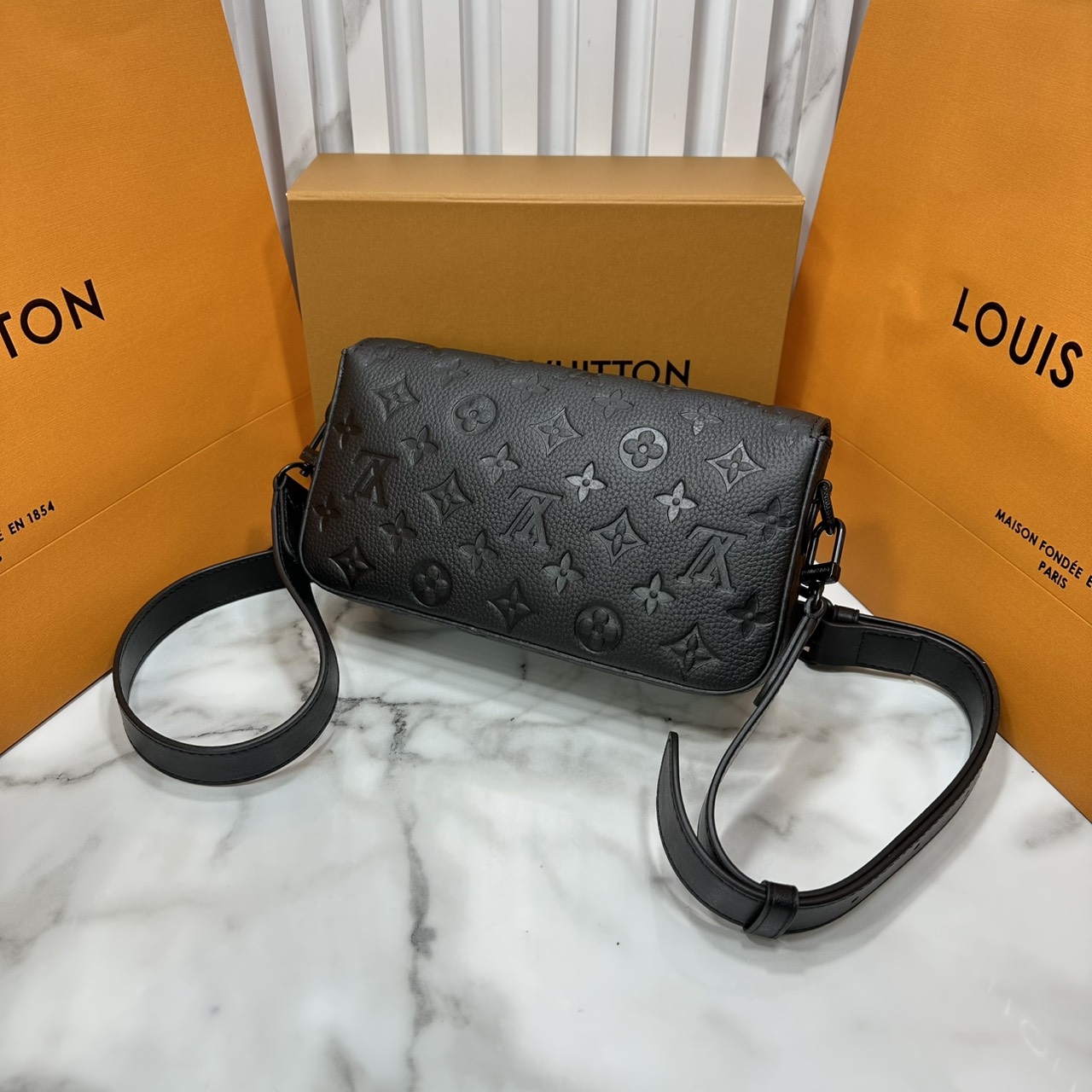 ORI หนังแท้ | LV Montsouris crossbody bag Monogram Eclipse Leather 22cm กระเป๋าสะพายทรงแมสเซ็นเจอร์ไซส์เล็ก สไตน์กระเป๋าสตางค์แบบสะพาย ดีไซน์ใหม่ทรงยาวล้ำสมัยประดับบัคเคิลสัญลักษณ์เมซงพร้อมแถบแม่เหล็กด้านหน้า สุดไอคอนิก