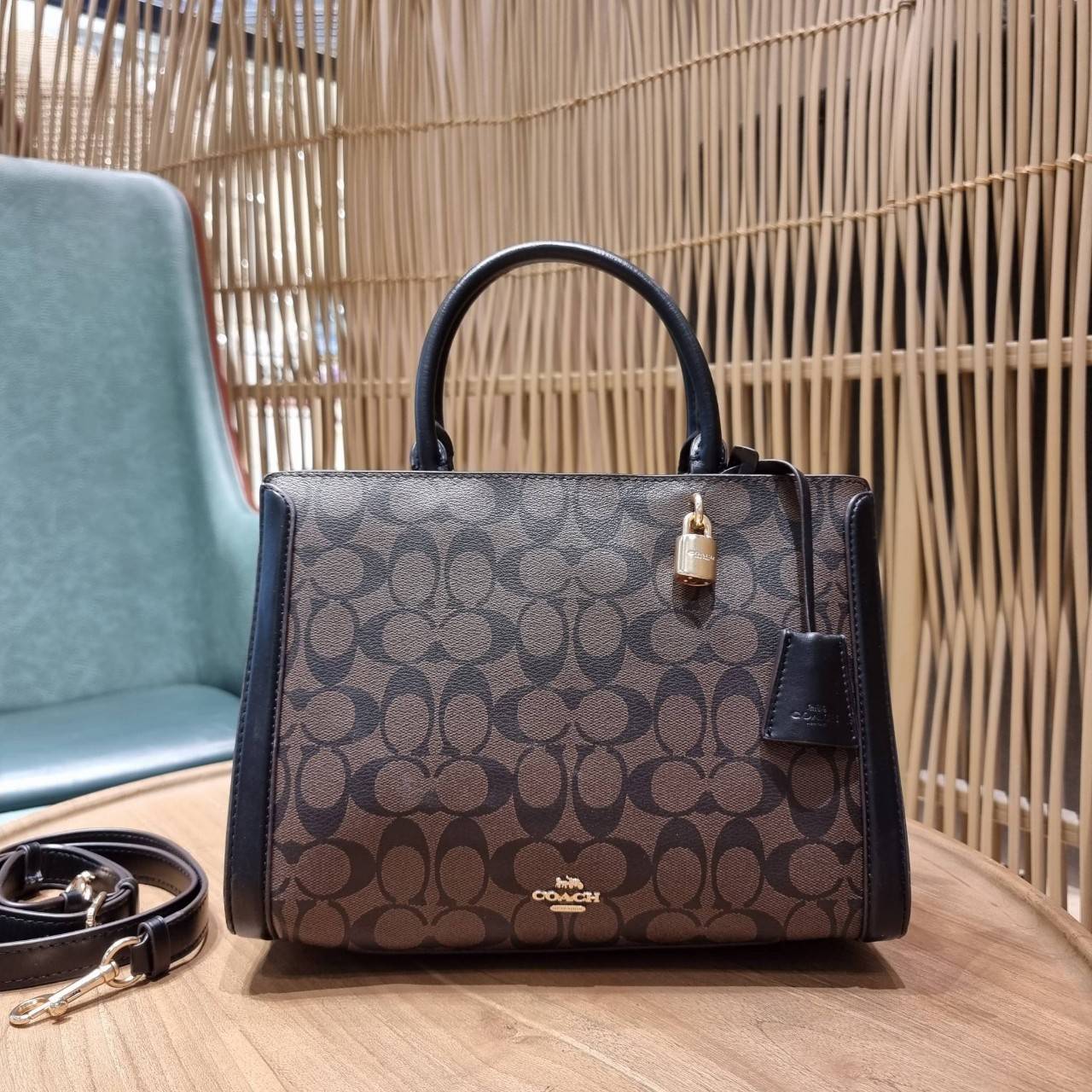 COACH ZOE CARRYALL IN SIGNATURE CANVAS เดอะเบสท์แห่งปี ต้องยกให้พี่คนสวยใบนี้เลย!! รุ่นที่สาวๆตามหา หายากอีกหนึ่ง กระเป๋าถือ/สะพายทรงสวย คลาสสิค ใบใหญ่จุคุ้ม มีดีเทลน่ารักๆที่แม่กุญแจ สามารถล็อคหัวซิปได้ กุญแจซ่อนในพวงหนังห้อยก็น่ารักไปอีก ภายในโล่งกว้าง 