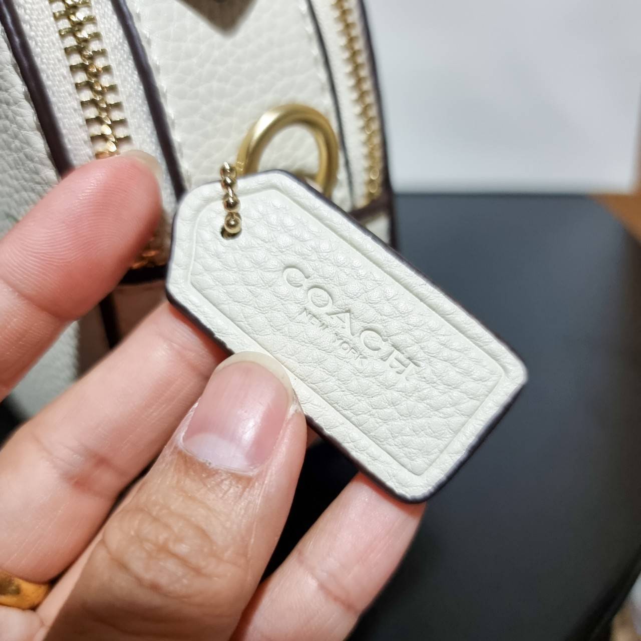 COACH C4252 SERENA SATCHEL WITH WILD MEADOW PRINT อีกหนึ่งคอลเลคชั่นตัวท็อป ที่ขายได้ตลอดปี ดีไซน์ใหม่ล่าสุด สไตล์คุณหนู ลุคหวานๆ กระเป๋าสะพายข้าง สวยอยู่ทรง สะพายขับผิวเป็นที่สุด วัสดุหนัง pepble สัมผัสนิ่ม เปิด-ปิดด้วยซิป 2 ช่องหลัก ภายในเป็นช่องโล่ง เก