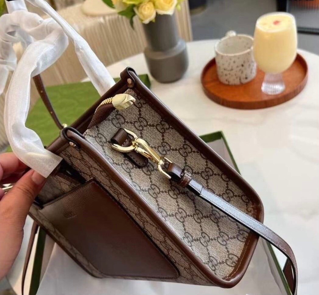 GUCCI TOTE BAG / GUCCI Shopping Bag กระเป๋าสะพายไหล่ทรง tote หูยาว ซิปบน มาพร้อมสายสะพายยาวถอดได้ ด้านในมีช่องซิปเล็กงานปั๊มแบรนด์ทุกจุด ตัวจริงสวยน่าใช้มากค่ะ