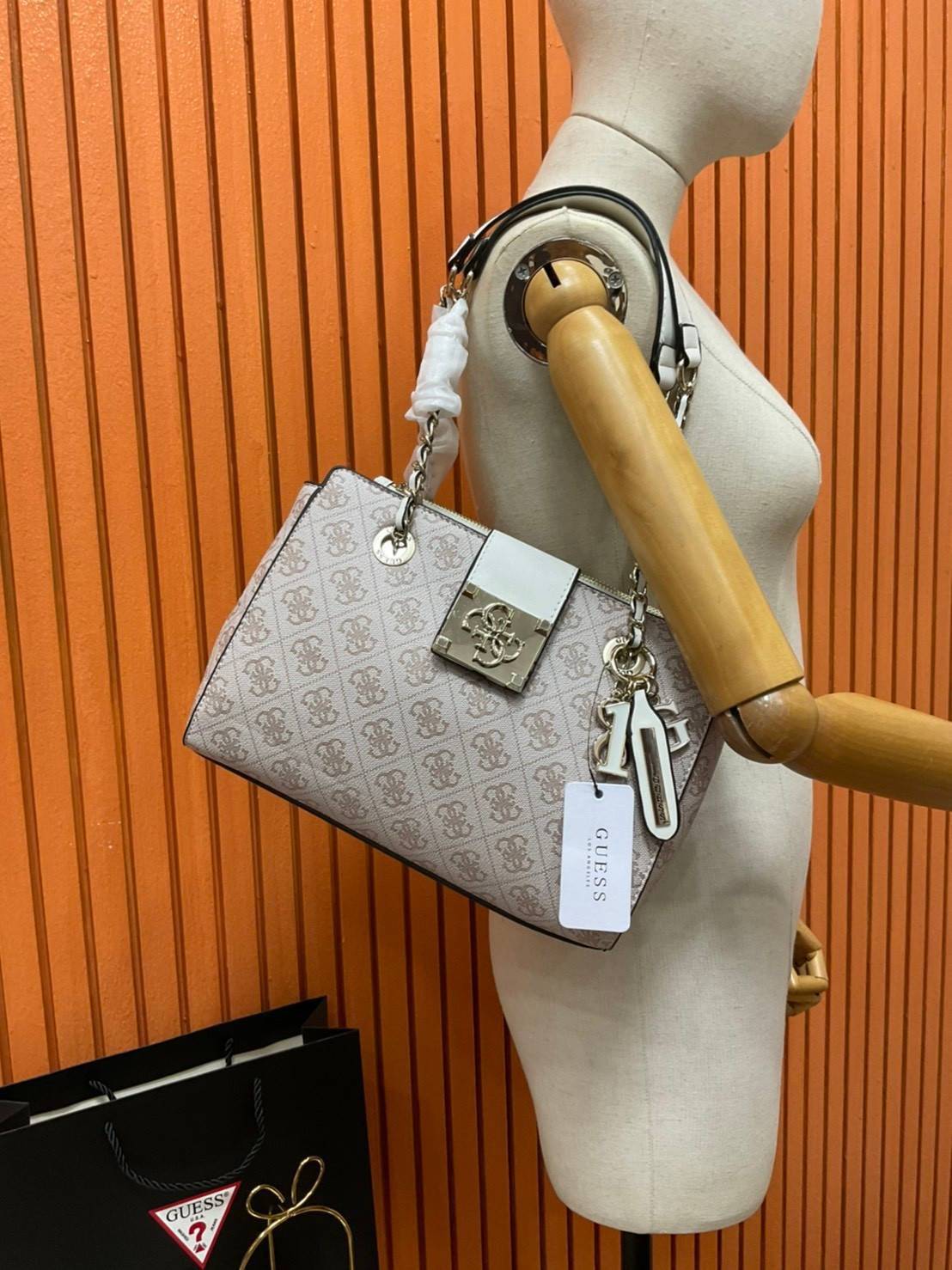 กระเป๋าสะพายไหล่ Guess Logo City Small Society Satchel กระเป๋าสะพายไหล่ ขนาดกำลังดี วัสดุ pu สวยอยู่ทรง มาพร้อมพวงกุญแจน่ารักๆ ถอดออกได้ ด้านหน้าประดับโลโก้แบรนด์ เปิดปิดด้วยซิป มี 2 ช่องหลักใช้งาน ภายในช่องซิปหน้าแยกเป็นสัดส่วนการใช้งาน ซิปช่อง 2 โล่งกว้