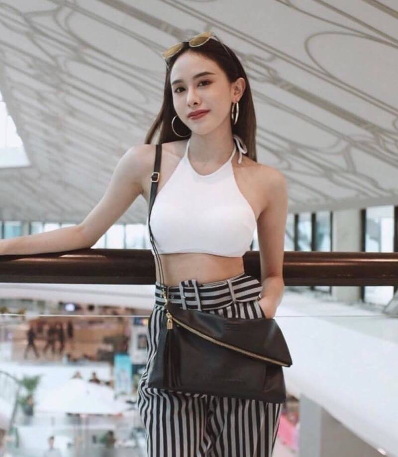 Givenchy Parfums Black Leather Clutch Gift With Purchasd From Givenchy Counter (GWP) กระเป๋าสะพายหนังนิ่มเรียบสีดำเเบบสวยดูดี เปิดปิดด้วยซิปอะไหล่ทอง หัวซิปประดับพู่ ด้านหน้ามีโลโก้ ภายในมีช่องเล็ก รุ่นนี้ใส่ ipad กระเป๋าสตางค์ มือถือ ของจุกจิกได้เยอะ ซับ