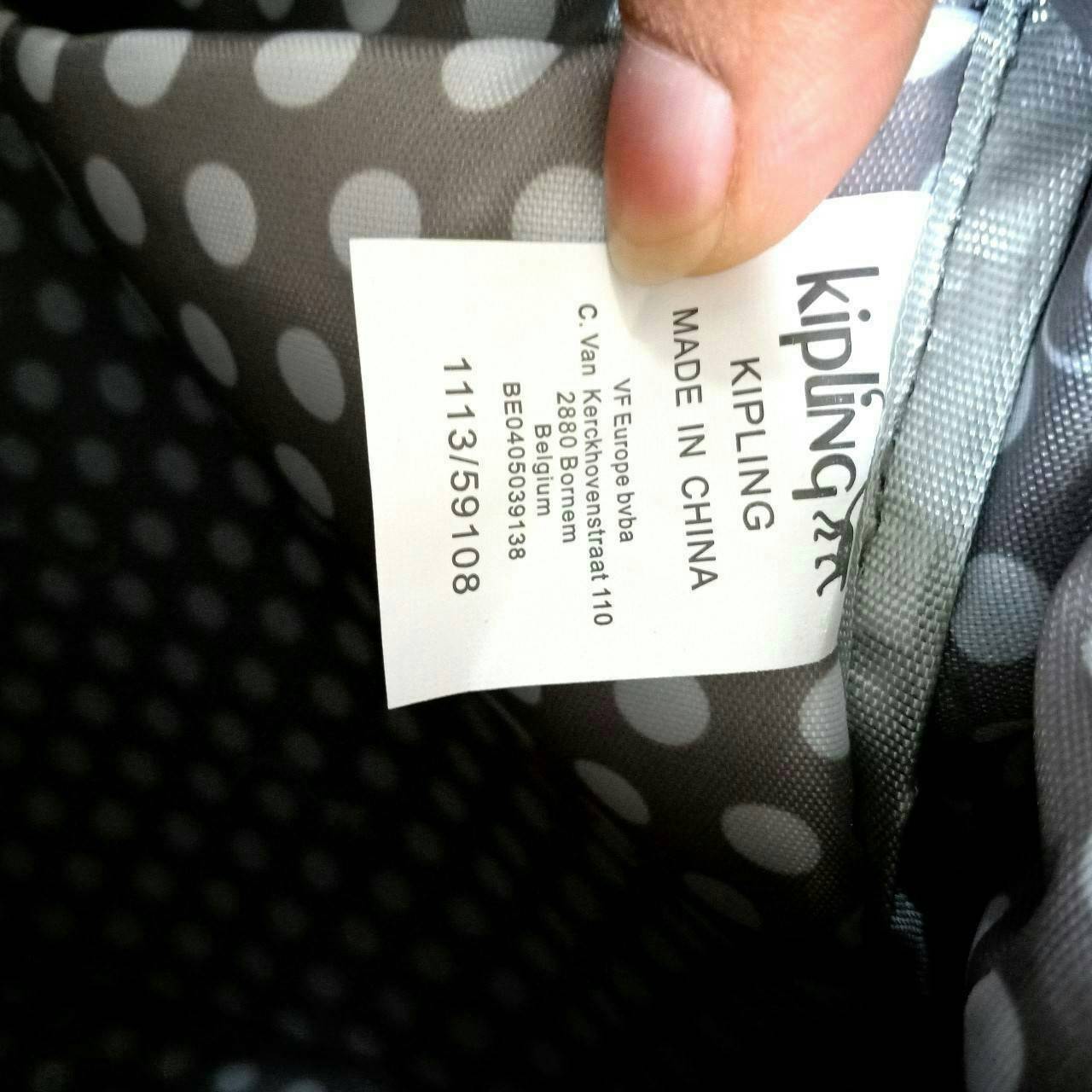 KIPLING 2WAYS MINI BACKPACK 👍กระเป๋าสะพาย2Wayรุ่นใหม่วัสดุ Nylon & Polyester 100% 👍หูหิ้วมีลายปั้มแบรนด์ 👍สายสะพายยาวเลื่อนปรับได้ถอดได้ 👍สามารถถือหรือสะพายได้ จะสะพายไหล่ สะพายเฉียง Crossbody หรือจะคล้องสายเป็นเป้สะพายหลัง