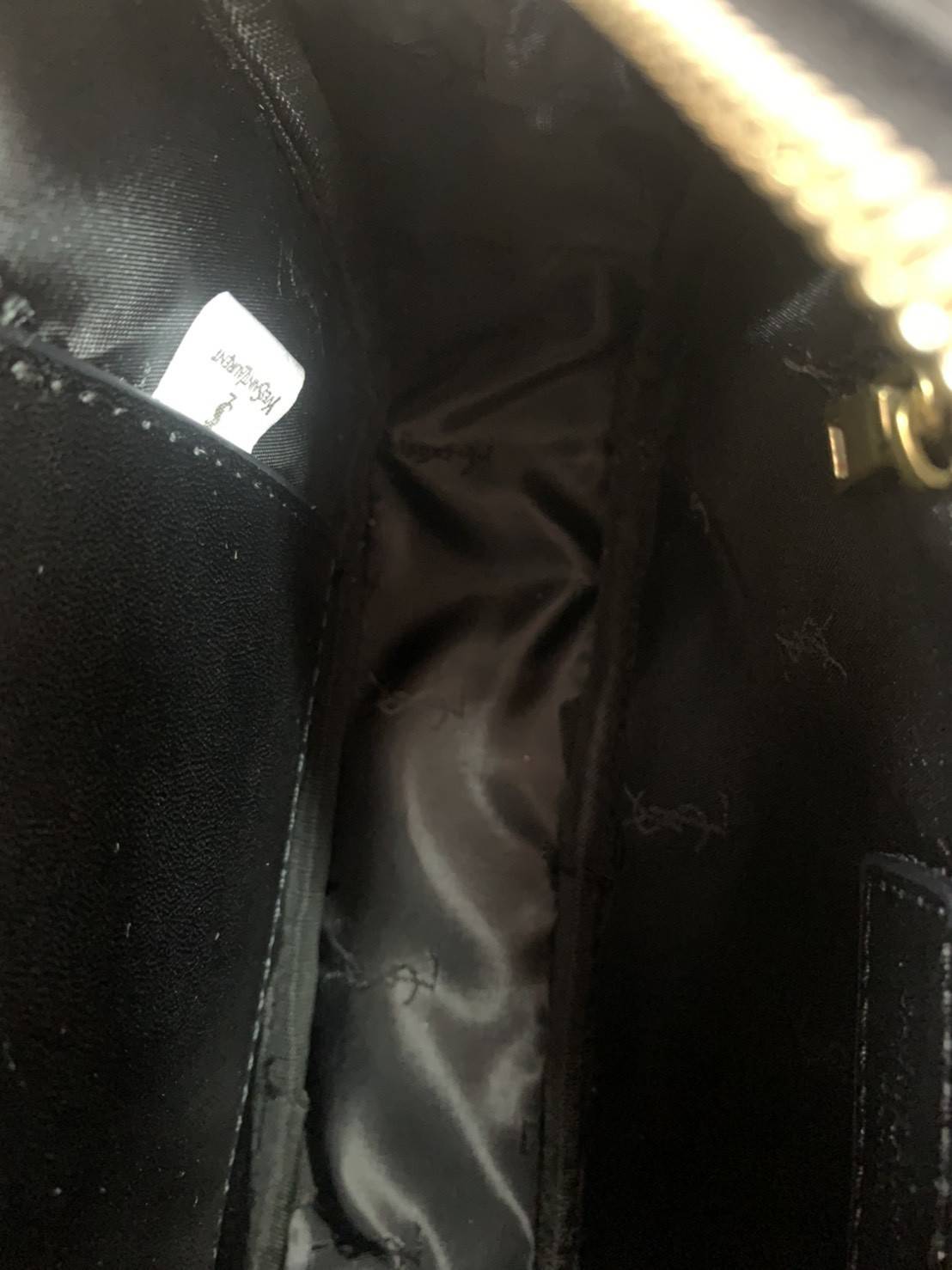 Anatomy of YSL Camera Bag G VIP GIFT WITH PURCHASE (GWP) พรีเมี่ยมกิ๊ฟ Limited Edition จาก Saint Laurent กระเป๋าสะพายแบรนด์ดังสุดฮิต รุ่น Camera Bag เป็นอีกหนึ่ง Item ยอดนิยมสำหรับสาวๆ ที่รักความคล่องแคล่ว มีจุดเด่นทั้งในเรื่องการออกแบบกระเป๋า ที่สามารถนำ