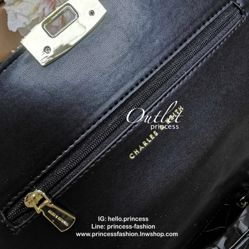 CHARLES & KIETH DETAIL CROSSBODY BAG กระเป๋าสะพายทรงเหลี่ยมดีไซน์สวยหรูคลาสสิควัสดุหนังนิ่มลายตารางอยู่ทรงสไตล์ Chanel เปิดปิดด้วยตัวล๊อคแบบพับอะไหล่ทองปั้มโลโก้ด้านหน้าสวยดูดี พร้อมสายสะพายโซ่ร้อยหนังสามารถสะพายไหล่หรือ Crossbody ก็ดูดี ภายในมีโลโก้และหน