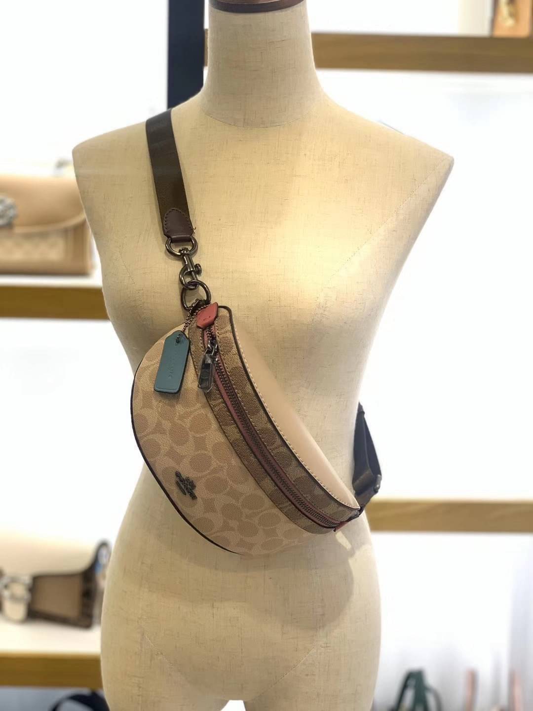 LIMITED EDITION !! COACH BELT BAG IN SIGNATURE WITH REXY BY GUANG YU กลับมาอีกครั้งกับ Coach X Disney สวยงามมากๆค่ะ คาดอก คาดเอวได้ ลาย C ตัดขอบหนังเรียบ มีช่องซิปทั้งหน้า//หลัง ใส่มือถือได้ทุกรุ่น;พาสปอร์ตได้ ;กระเป๋าเงินใบกลางได้;อื่นๆจำเป็นได้ครบค่ะ.