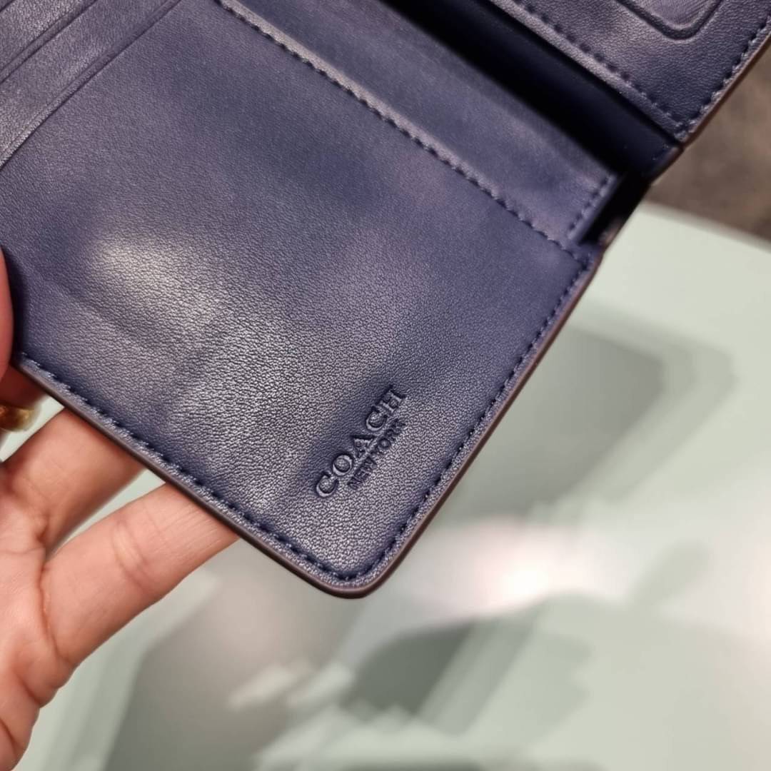 COACH C3375 MEDIUM CORNER ZIP WALLET IN SIGNATURE CANVAS WITH DAISY PRINT ดีไซน์ใหม่ล่าสุด!! คอลเลคชั่นลายพริ้นท์ เพิ่มลูกเล่นให้กระเป๋าสตางค์ของคุณ กับกระเป๋าสตางค์ใบกลาง ขนาดกำลังเหมาะมือ วัสดุหนังแคนวาส ดูแลรักษาง่าย มีช่องใส่บัตรและธนบัตรครบ และช่องซิ