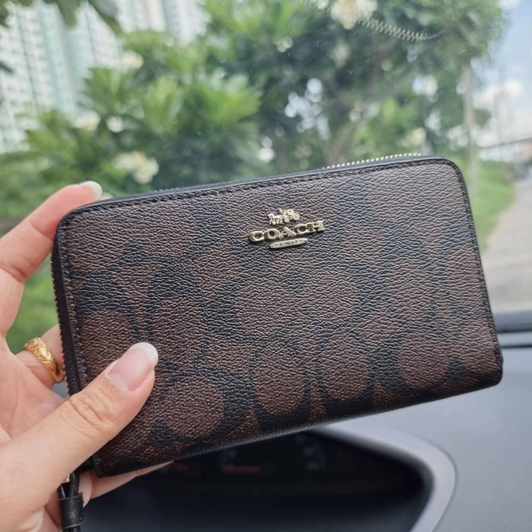COACH F57468 PHONE WALLET IN SIGNATURE COATED CANVAS กระเป๋าสตางค์ถนอมมือถือ!! 2IN1 สุดๆ ใส่โทรศัพท์ ใส่เงิน ใส่บัตร ครบถ้วน!! จบในใบเดียวจ้า ขนาดกำลังเหมาะมือ วัสดุหนังแคนวาสเคลือบลาย คุณภาพดี สาวๆมีไว้ติดตัวสักใบ ไม่ผิดหวังจ้า
