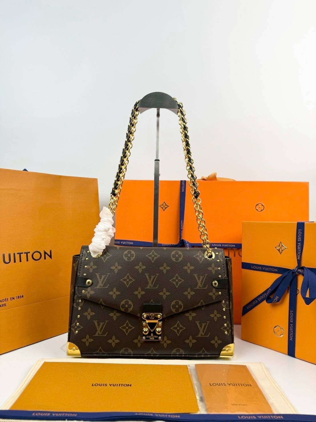 ORI หนังแท้ | LV Trunkie bag กระเป๋าสะพายรุ่นใหม่ ดีไซน์ร่วมสมัยโดดเด่นด้วยมุมโลหะ เฉลิมฉลองเอกลักษณ์ที่สืบทอดมาอย่างยาวนาน ผสานฟังก์ชันการใช้งานเข้ากับความหรูหรา Monogram แคนวาสตกแต่งหมุดสีทอง