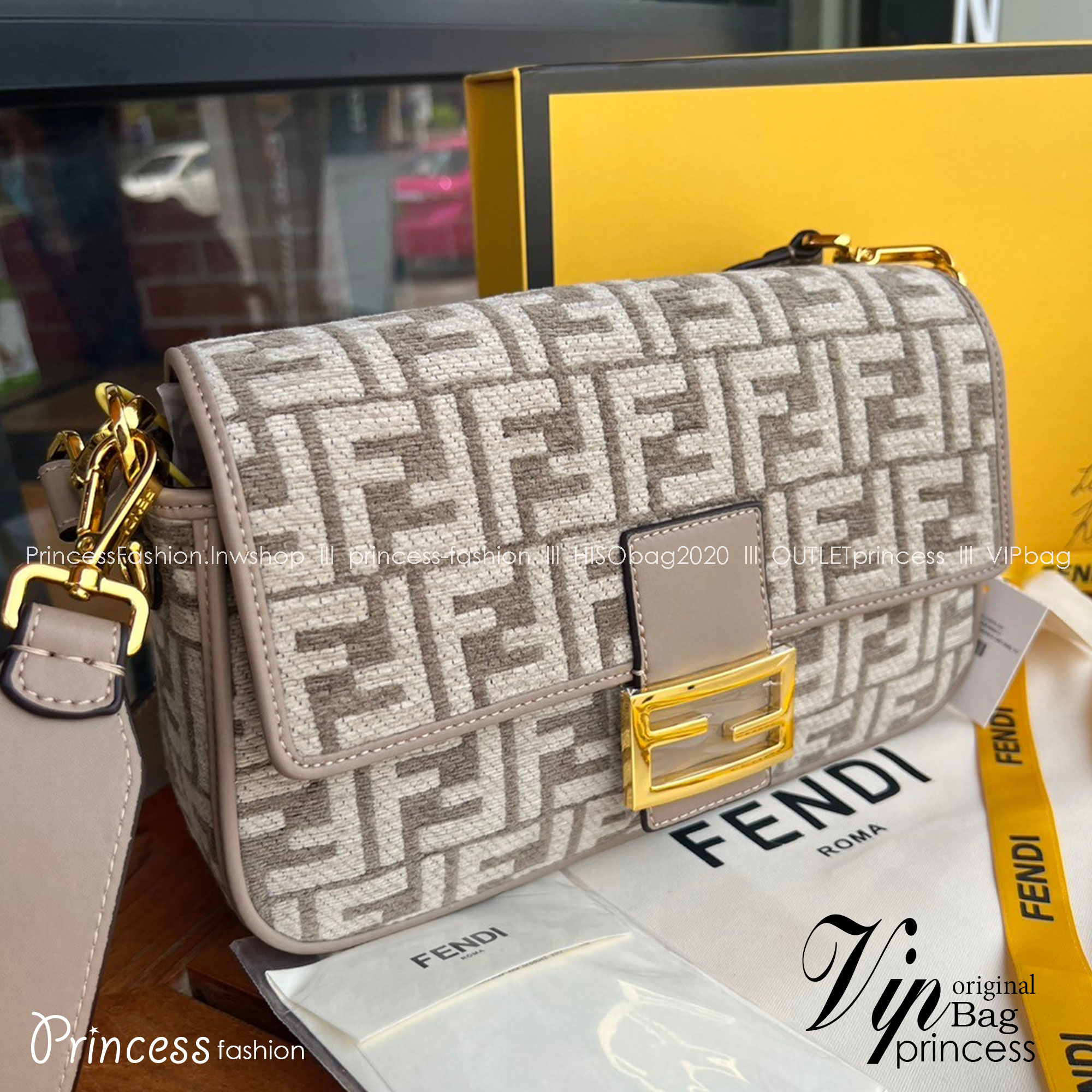 FENDI Baguette Dove grey FF tapestry fabric bag / FENDI Bag พร้อมส่ง กระเป๋าสะพายทรงแบคเกตต์ ดีไซน์ลวดลายมี texture หรูหราโดดเด่นน่าใช้ **สินค้าเกรดออริจินอล 1:1 สลับแท้