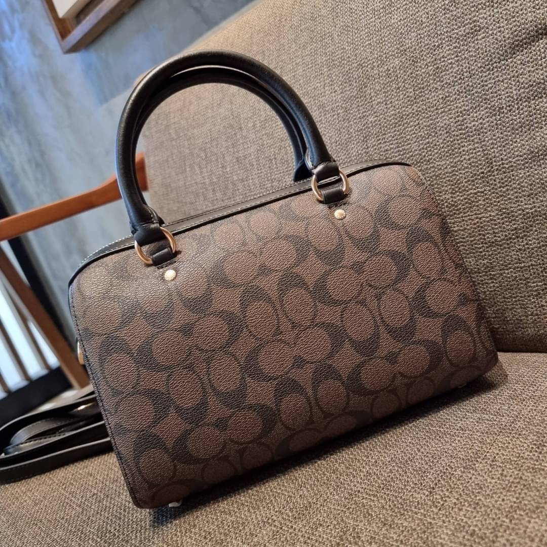 COACH F83607 ROWAN SATCHEL IN SIGNATURE CANVAS กระเป๋าทรงหมอนยอดฮิต คลาสสิคใช้งานได้ไม่มีเบื่อ มาครบสีขายดี ด้วยรูปทรงสวยงาม และใช้งานได้อย่างกระฉับกระเฉง วัสดุหนังแคนวาสเคลือบลาย ทนทาน ภายในโล่งกว้าง มีช่องซิปและแบ่งสัดส่วนได้ลงตัว บอกเลยว่าสาวๆพลาดไม่ได