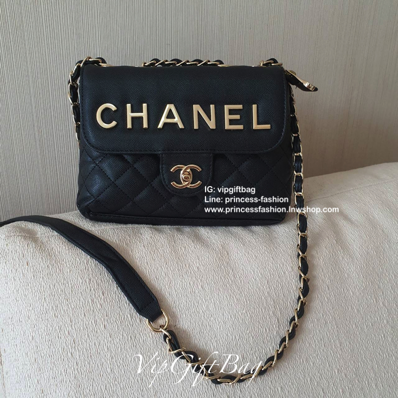 CHANEL VIP GIFT SHOULDER BAG รุ่น LIMITED จากงาน VIP GIFT(GWP) ของแท้100% วัสดุหนังคาเวียร์เต็มใบ ด้านหน้าประดับโลโก้ทองสุดหรู เปิดปิดด้วยหมุดหมุน CC ด้านในมีซิปอีกชั้น อะไหล่ทองทั้งใบ ในใส่ของได้เยอะ มาพร้อมสายสะพายสายโซ่สลับหนังมีที่รองบ่าถนอมไหล่(ถอดไม
