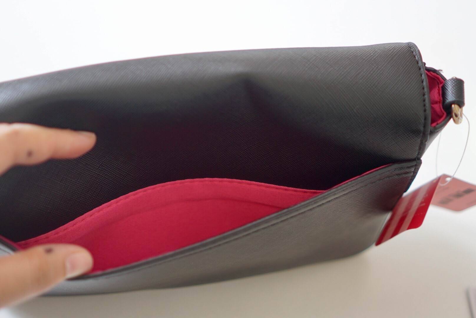 VICTORIA SECRET CLUTH & CROSSBODY BAG กระเป๋าสะพายข้าง แบบเรียบหรู วัสดุทำจากหนัง PU น้ำหนักเบา ด้านในมีช่องใส่ของหลักพร้อมช่องซิป ด้านหลังมีช่องเล็กอีก 1 ช่อง สายสะพายสามารถถอดออกหรือปรับระดับได้ ด้านในใส่กปต.ยาว + มือถือได้ทุกรุ่น ใบนี้แนะนำเลยค้า