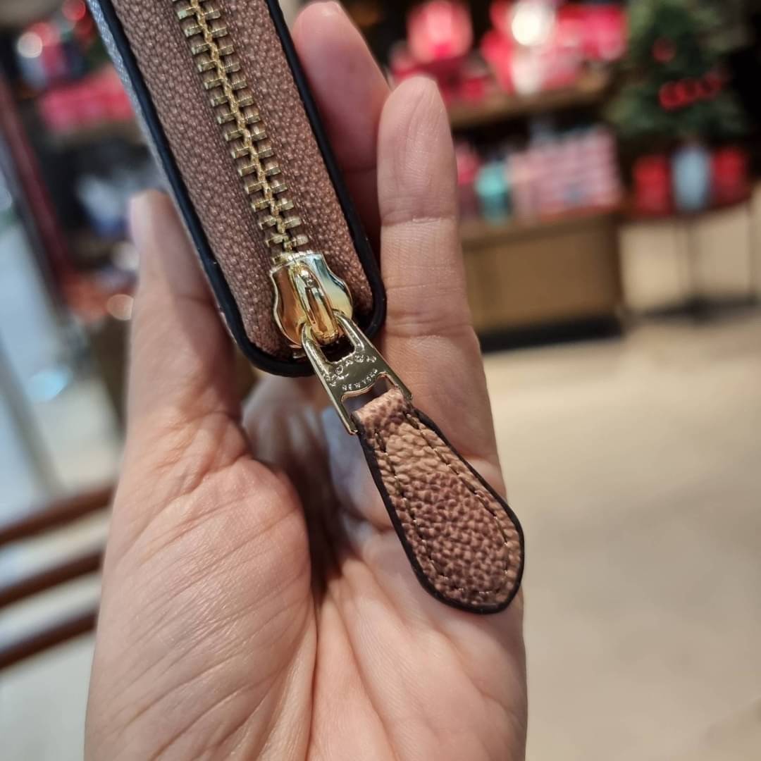 OUTLET 】COACH ACCORDION ZIP WALLET IN SIGNATURE CANVAS F86093 C3287 F98126 กระเป๋าสตางค์ใบยาว น่ารักน่าใช้