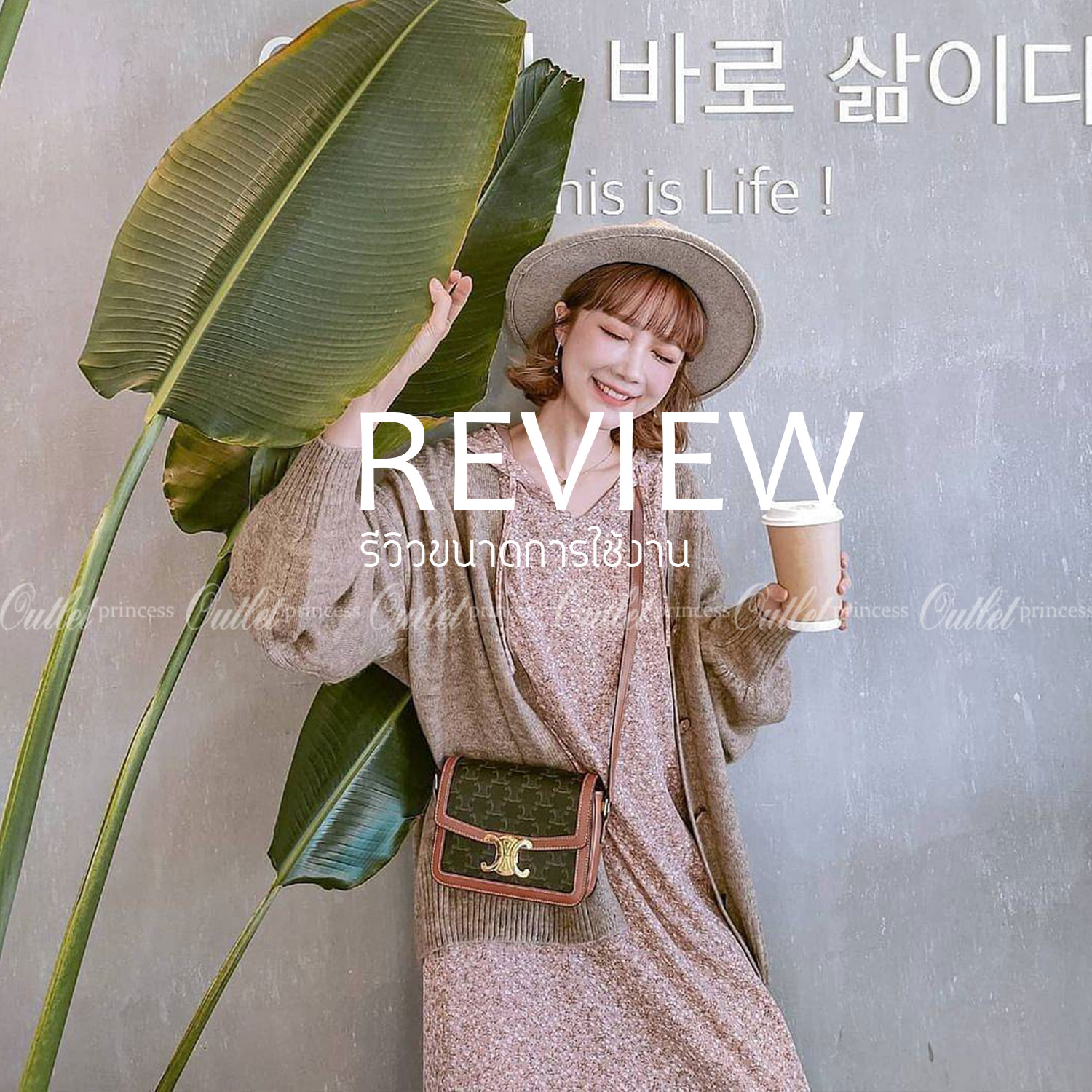 พรีเมี่ยมกิ๊ฟแท้ 100% 】CELINE TRIOMPHE CROSSBODY BAG VIP GIFT WITH PURCHASE-GWP พรีเมี่ยมกิ๊ฟ Limited จาก CELINE PERFUME DUTY FREE COUNTER วัสดุ TRIOMPHE CANVAS & LEATHER ทรงเหลี่ยมหนังสวยหรูอยู่ทรงเปิดปิดด้วยฝาปิดโลโก้แบรนด์อะไหล่ทอง ภายในมีช่องหลักและช่