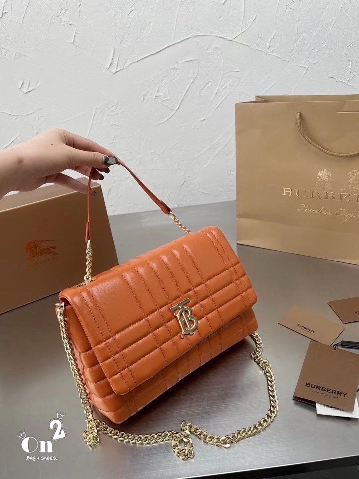 BURBERRY FRAGRANCES QUITED LAMBSKIN BAG / Burberry Shoulder Bag กระเป๋าสพายจะถือหรือสพายก็ได้หลายลุคเลยค่ะ วัสดุหนังนิ่มสวยหรูดูดี ภายในโล่งกว้าง ใส่มือถือ กระเป๋าสตางค์ได้ มาพร้อมสายสะพายโซ่ทองต่อหนังรองบ่าสามารถซ้อนสายสั้นสะพายไหล่ได้ หรือใช้สายยาว Cros