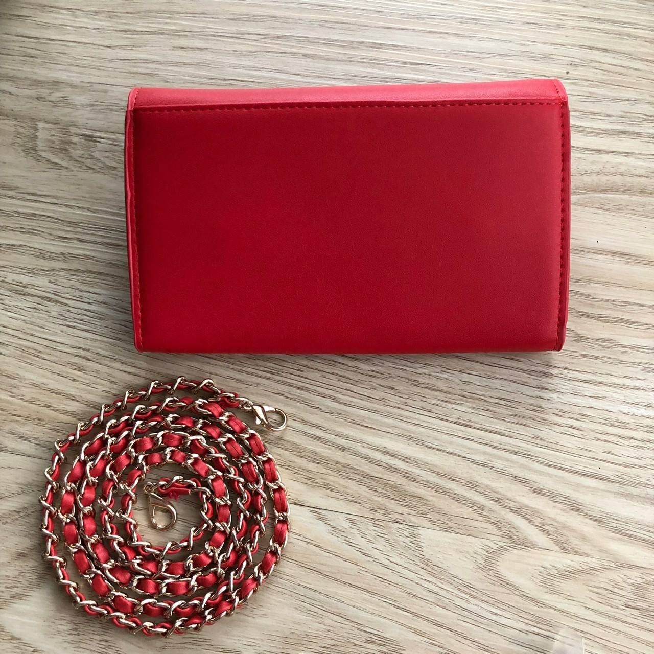 Charles & Keith Front Flap Wallet กระเป๋าสตางค์ มาพร้อมสายโซ่สลับหนัง เปิด - ปิดกระเป๋าด้วยกระดุม ด้านในมีช่องหลายช่อง แยกเก็บของได้เป็นสัดส่วน และมีช่องซิป 1 ช่องค่ะ ด้านหลังมีช่องอีก 1 ช่อง มาพร้อมสายโซ่สลับหนังยาวประมาณ 114 cm สามารถถอดได้ (ปรับไม่ได้ค