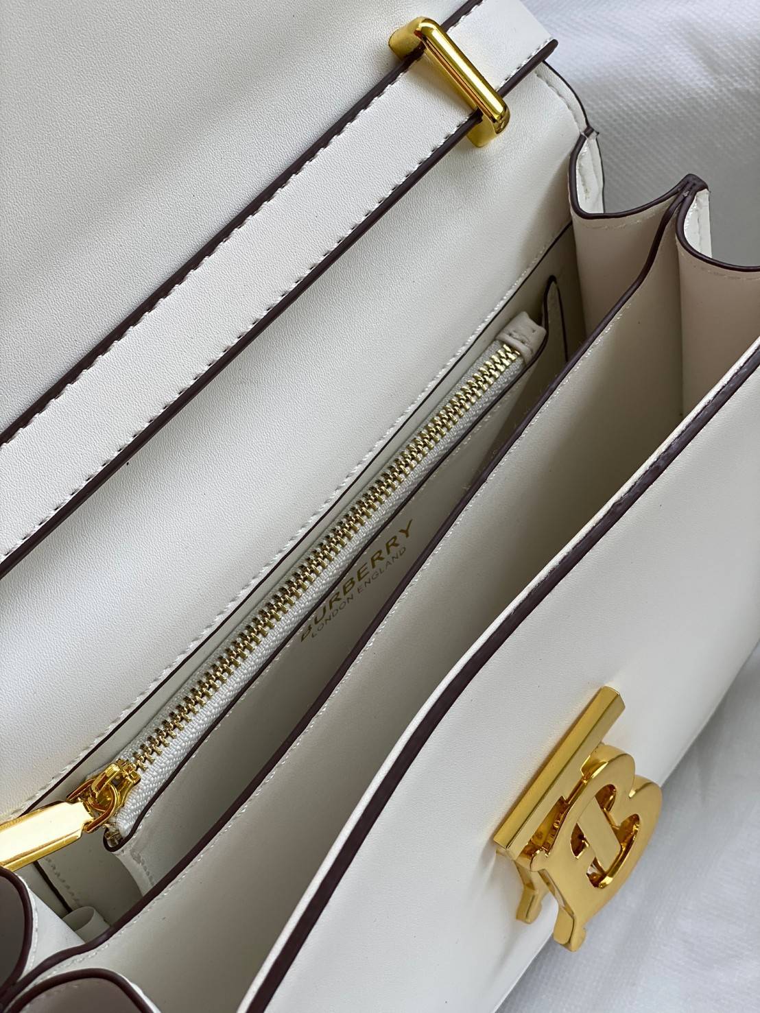 BURBERRY FRAGRANCES CROSSBODY BAG VIP GIFT WITH PURCHASE (GWP) กระเป๋าสะพายพรีเมี่ยมกิ๊ฟ Limited Edition จากน้ำหอม BURBERRY DUTY FREE วัสดุ Calfskin หนังเรียบสวยอยู่ทรงดีไซน์ยอดนิยมประดับโลโก้แบรนด์ทองด้านหน้า เปิดปิดด้วยฝาปิดสัญลักษณ์ตัวB ภายในมีช่องแบ่ง
