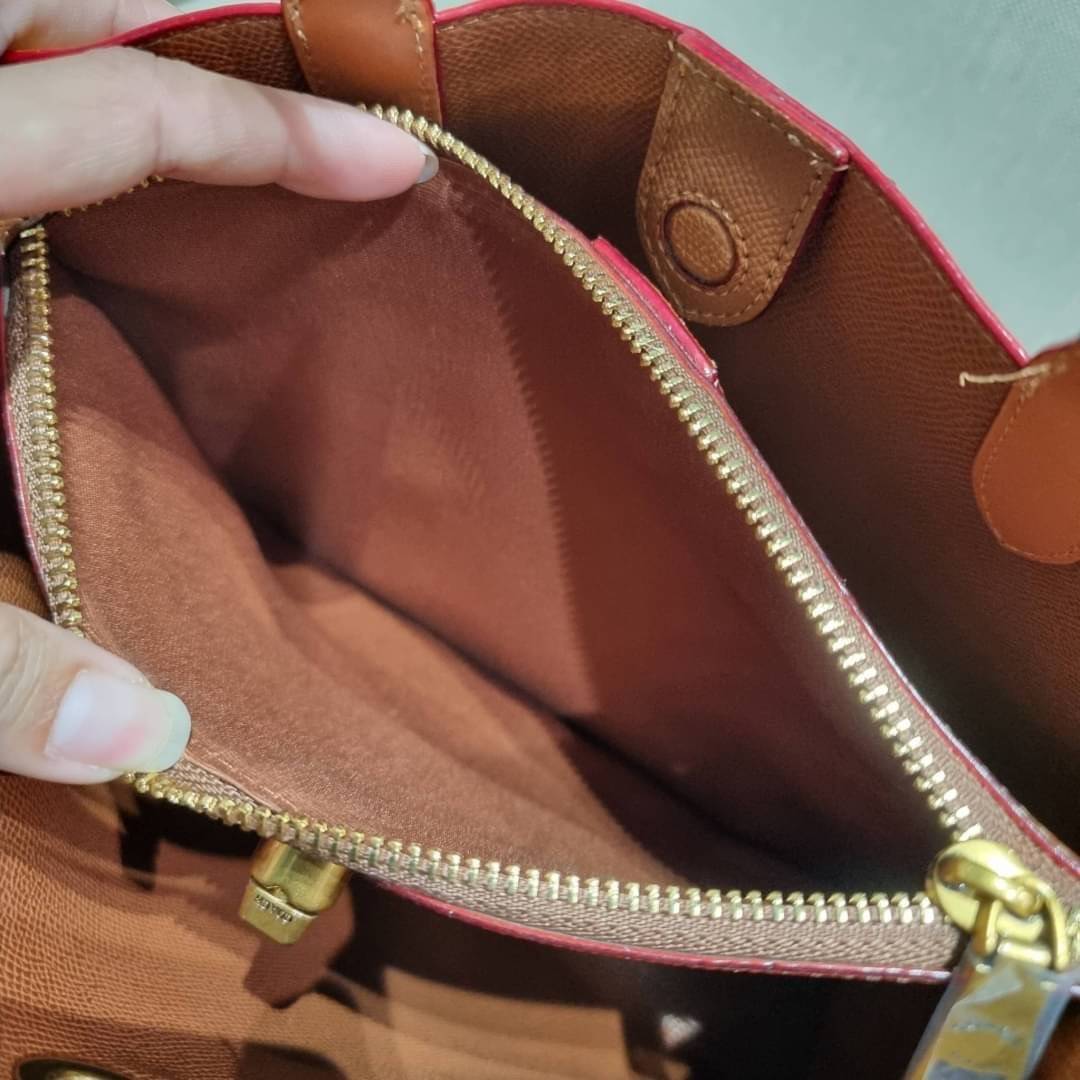 COACH CA102 WILLOW TOTE 24 IN RAINBOW SIGNATURE CANVAS ไปให้สุดกับความเลิศของลวดลายสายรุ้ง ที่แต่งแต้มลงบนกระเป๋าทรงโท้ท ไซส์กำลังสวย พกพาได้สะดวก มีตัวบิดล็อคที่ปากกระเป๋าด้านหนึ่ง และกระดุมแม่เหล็กอีกด้านหนึ่ง ภายในโล่งกว้าง เก็บของได้เป็นสัดส่วนไปเลย ม