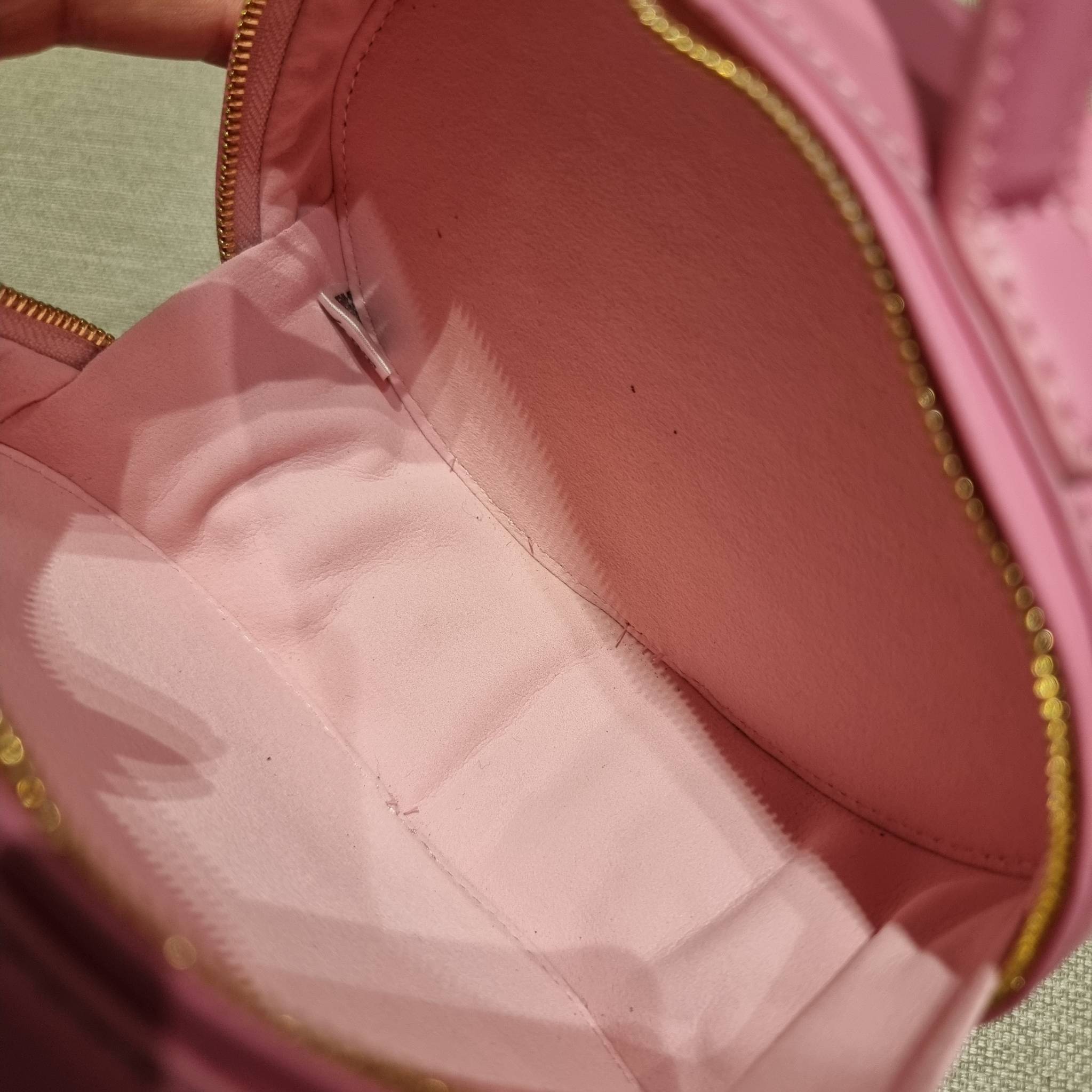 VIP 🥂 CELINE OVAL MINAUDIERE CUIR TRIOMPHE น้องน่ารักม้ากกกก!! น่ารักตะโกนไปเลย!! กับกระเป๋าทรง oval รุ่นแรร์ไอเท็ม ที่หายาก และ sold out ไปหลายรอบ!! น้องใบกะทัดรัด สำหรับสาวๆที่ชอบพกพกของแบบง่ายๆ ให้ชีวิตไม่ยุ่งยาก คล้องแขนใช้งานเก๋ๆ วัสดุหนังสัง