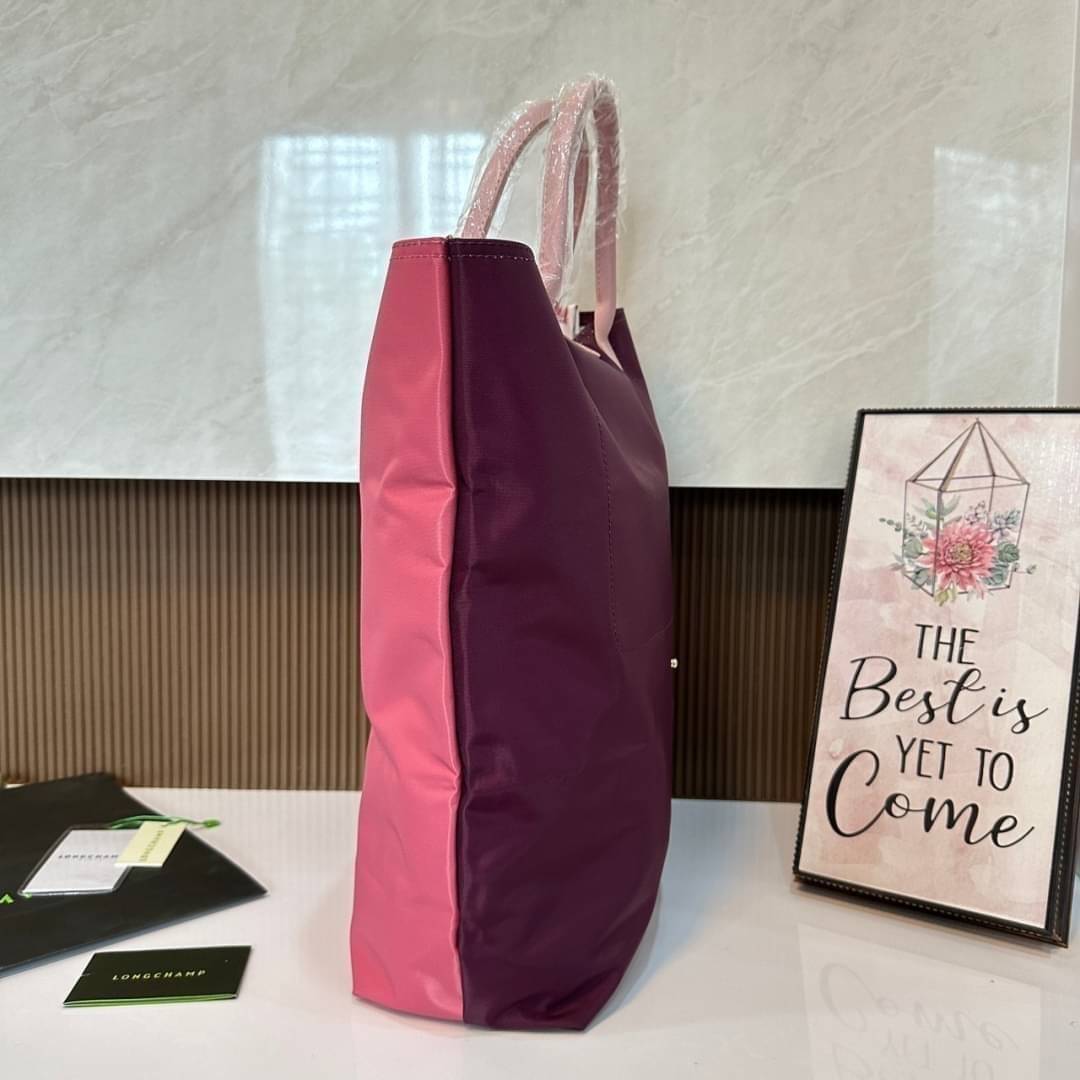 LONGCHAMP LE PLIAGE RE-PLAY TOP HANDLE BAG สินค้ารุ่นลิมิเต็ด collection สุดปัง ซื้อใบเดียวเหมือนได้2 ใบ กระเป๋าสะพายแนวตั้งที่กว้างขวาง มีเอกลักษณ์เฉพาะตัวแต่มีดีไซน์ที่น่าดึงดูด