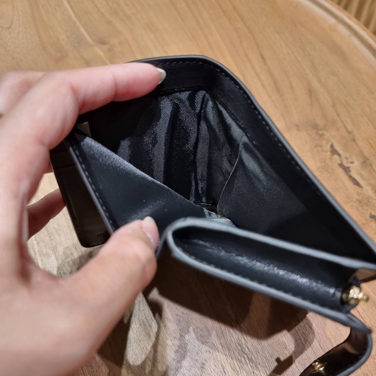 COACH C3454 MEDIUM CORNER ZIP WALLET ความหรูที่ซื้อได้!! กระเป๋าสตางค์ดีไซน์ใหม่ล่าสุด ออกแบบมาหรูดูดี ดีเทลลูกเล่นบุหนัง nappa นิ่มขึ้นเงาสวยมากๆ เปิด-ปิดใช้งานง่าย มีช่องซิปแยก มีช่องใส่บัตร ใส่ธนบัตรได้ทุกชนิด สะดวกใช้จริงๆใบนี้ สาวๆได้ไปใช้แล้วไม่อยาก