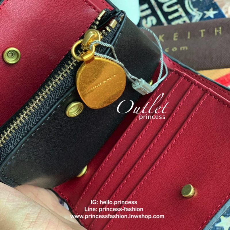 Charles & keith Classic Mini Snap Button Wallet กระเป๋าสตางค์ทรงสั้นรุ่นใหม่ชนช้อป! วัสดุpuหนังเรียบนิ่ม ด้านหน้าประดับโลโก้แบรนด์ด้วยโลหะตัวนูน ภายในเปิดปิดด้วยกระดุมทั้ง2ด้าน มีช่องซิปใส่เหรียญใบเล็ก สามารถถอดแยกกับชิ้นใหญ่ได้ ภายในยังมีช่องเสียบบัตร แล