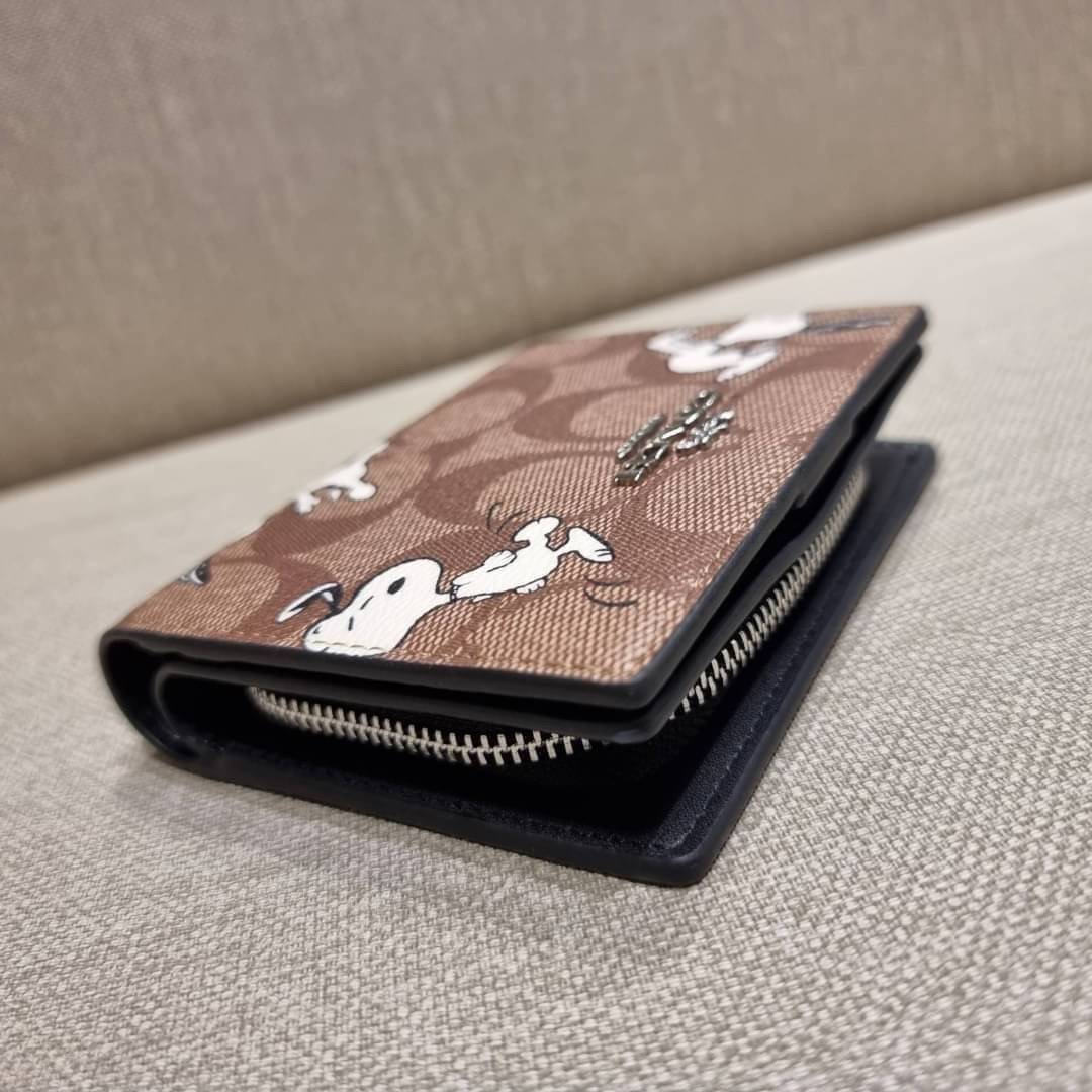 C4591 C4592 COACH COACH x PEANUTS SNAP WALLET IN SIGNATURE CANVAS WITH SNOOPY PRINT / WITH WOODSTOCK PRINT กระเป๋าสตางค์ใบเล็ก ขนาดกำลังเหมาะ ดีไซน์น่ารักอีกแล้วจ้า ♥️ มันน่ารักน่าใช้มาก โดดเด่นด้วยลายคอลเลคชั่นยอดฮิต วัสดุหนังแคนวาสเคลือบลาย เปิด-