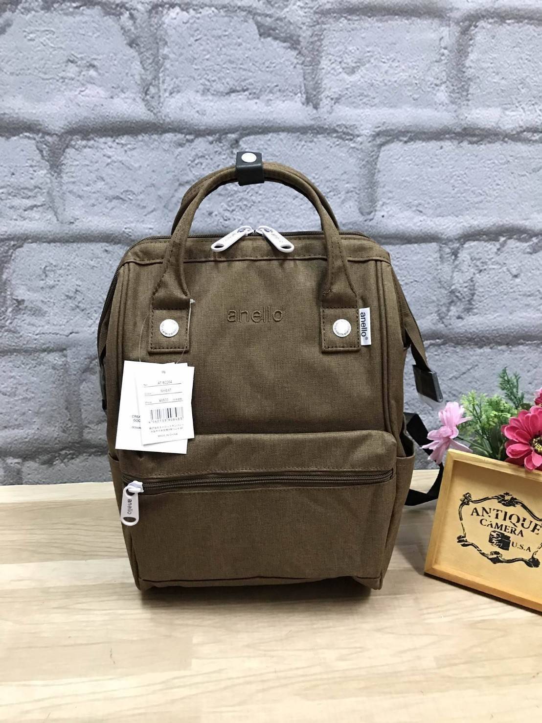 Anello Mottled Polyester Mini Backpack เป้แบรนด์ดังแห่งปี วัสดุ poleyester canvas เนื้อผ้าเรียบหรู และทันสมัย ดีเทลคล้ายรุ่น original ต่างตรงที่ด้านหน้าเป็นงานปักโลโก้สวยงาม และหัวซิป สกรีนโลโก้แบรนด์สีสันเข้ากับตัวกระเป๋า รุ่นชน shop มีหลากสีให้เลือกสรรค