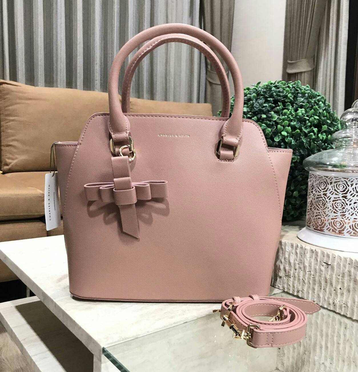 NEW ARRIVAL! CHARLES & KIETH TRAPEZE BAG 2018 กระเป๋าถือหรือสะพายคอลเลคชั่นใหม่ชนช็อปดีไซน์ยอดนิยมวัสดุหนังคาเวียร์อยู่ทรงสวย โดดเด่นที่หูหิ้วประดับพวงกุญแจโบว์ห้อย เปิดปิดด้วยซิปภายในมีช่องซิป หัวซิปปั้มโลโก้ มีหมุดรองฐานกันรอยสี่มุม พร้อมสายสะพายยาวปรับ