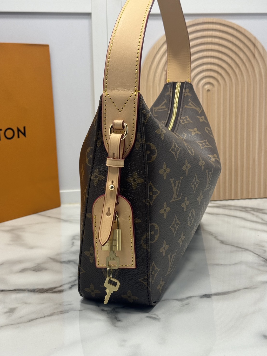 LV Slouchy PM Hobo bag 33 cm กระเป๋าถือ/สะพายไหล่ทรงโฮโบรุ่นใหม่ โดดเด่นด้วยรูปทรงอันเป็นเอกลักษณ์ เหมาะสำหรับพกพาเดินทางและใช้งานทุกวัน