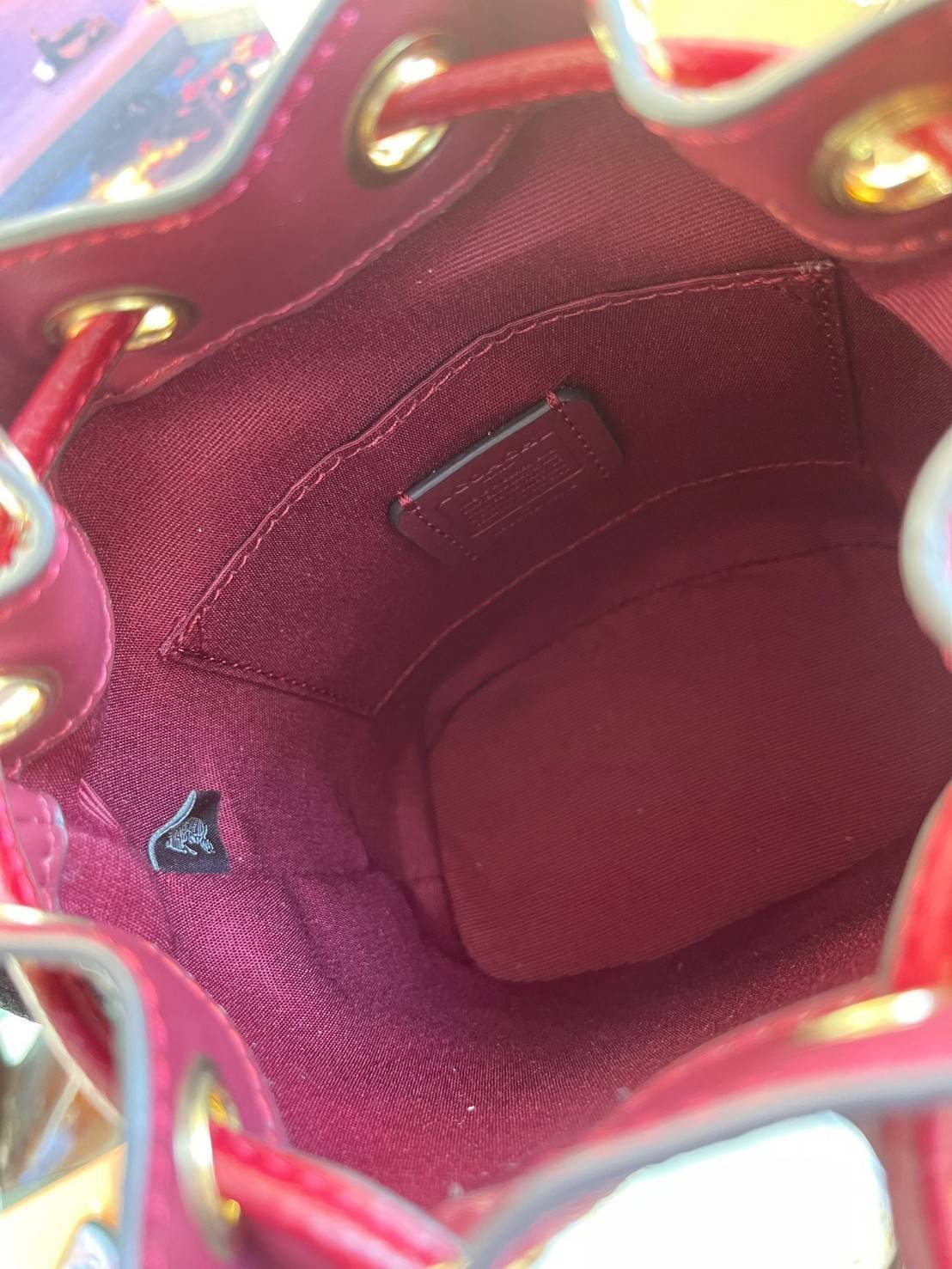 COACH DEMPSEY BUCKET BAG 15 WITH COACH PATCH AND HEART CHARM สวยงามด้วยดีไซน์ทรงตะกร้าแบบมินิมอลแสนน่ารัก ดีเทลสะดุดตา รูปทรงจดจำง่าย ถือแบบชิคๆ หรือยิ่งไปกว่านั้น สายสะพายของกระเป๋าก็สามารถถอดออกเพื่อเปลี่ยนรูปแบบการสะพายได้ทั้งแบบสะพายไหล่และสะพายคาดลำต