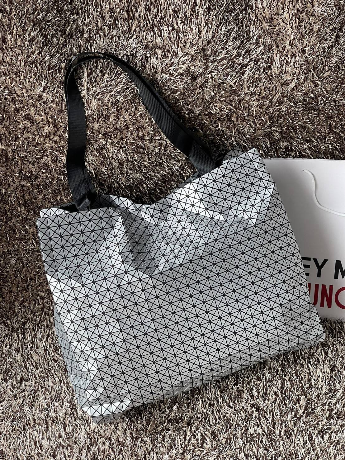 ORI 🥂 Baobao Issey Miyake Cart geometric tote bag / Miyake Cart Tote Bag รูปทรงที่สร้างขึ้นโดยบังเอิญ' เสื้อผ้าที่มีโครงสร้างและได้รับการออกแบบทางวิศวกรรมอันเป็นเอกลักษณ์ของแบรนด์ ส่งต่อไปยังเครื่องประดับที่น่าประทับใจและไร้กาลเวลาเหล่านี้ กร